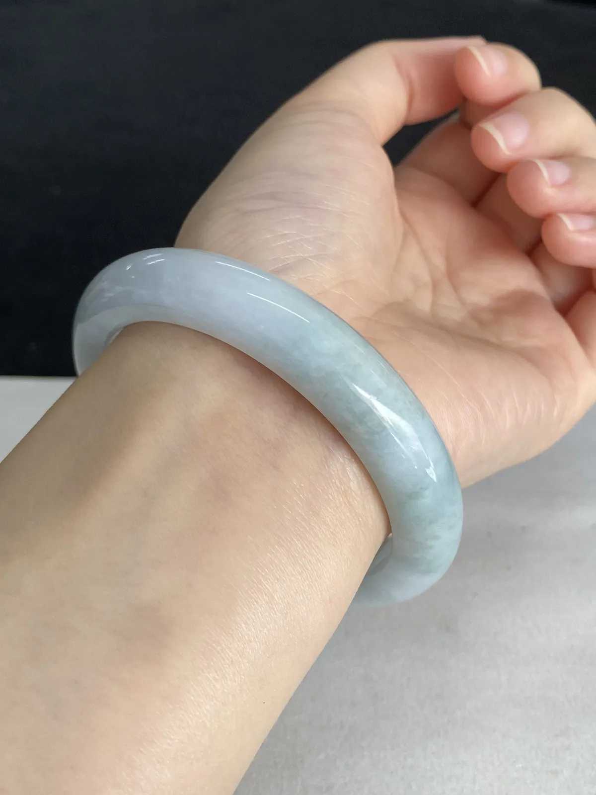 正圈58圈口，翡翠糯化种淡绿色手镯