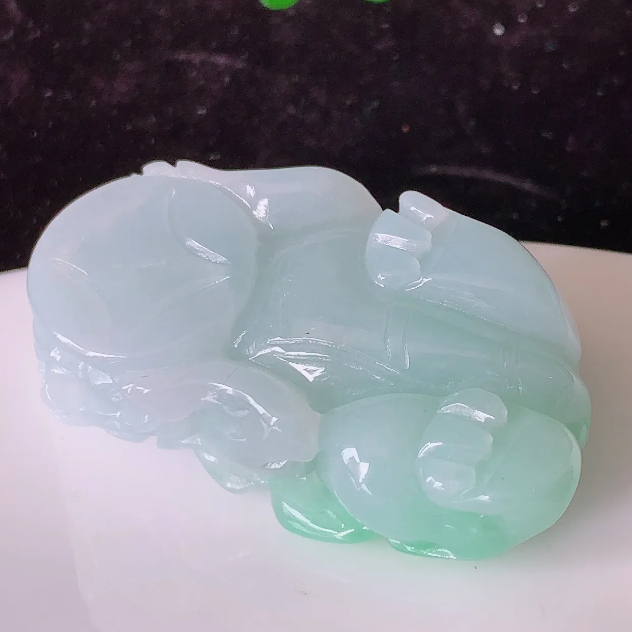 自然光实拍，冰润飘绿翡翠霸王貔貅吊坠，民间有“一摸貔貅运程旺盛，再摸貔貅财运滚滚，三摸貔貅平步青云 ”的美好祝愿。#81.26