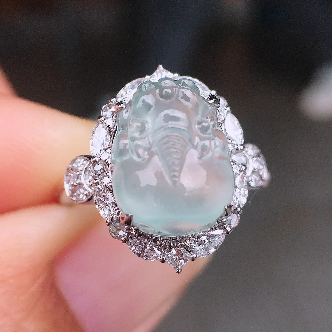 冰种貔貅戒指，玉质细腻，荧光感超
强，饱满圆润，尽显优雅气质，18k
金豪华镶嵌