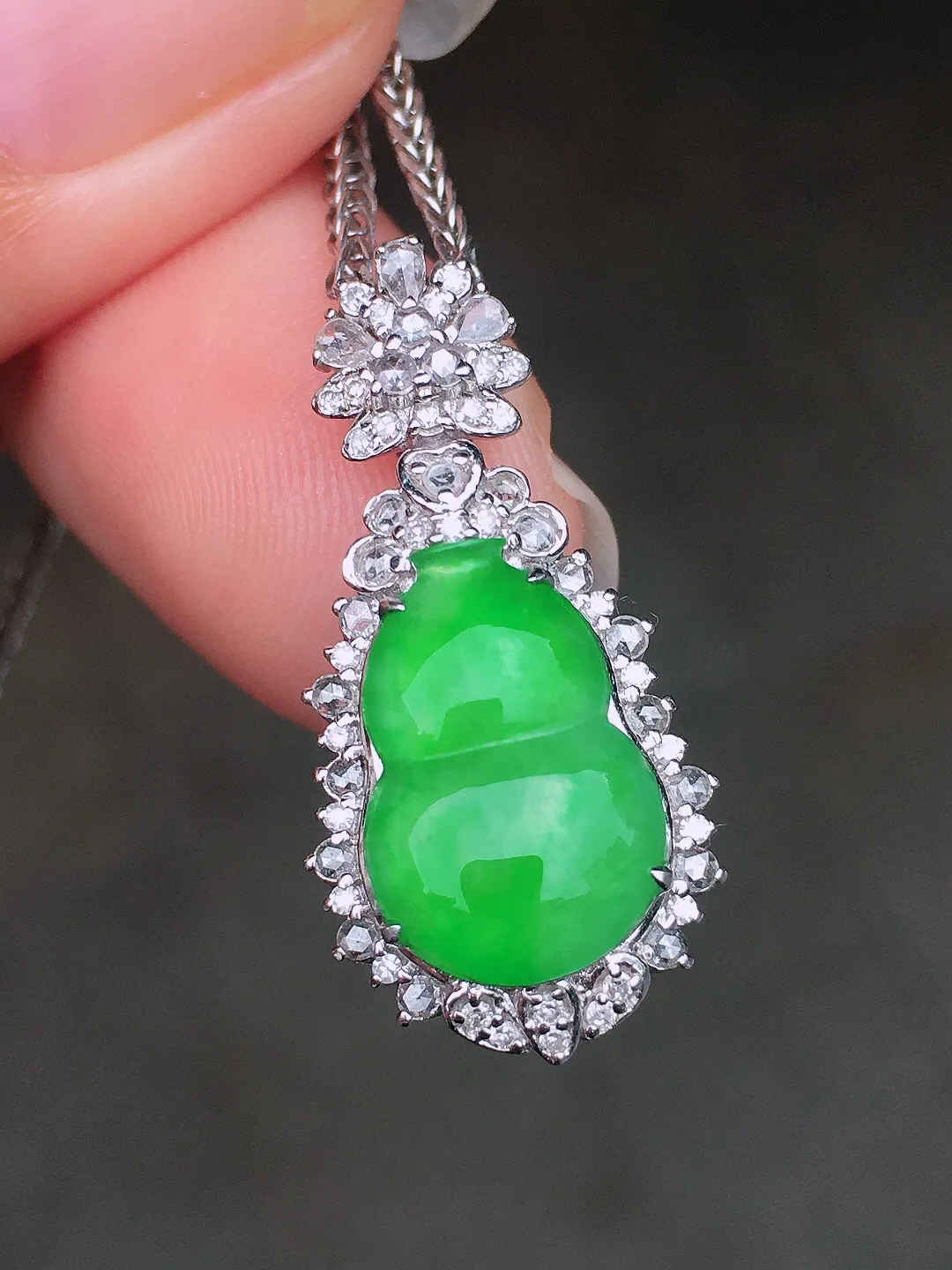 阳绿葫芦吊坠，色泽均匀艳丽，玉质细腻，荧光感超
强，饱满圆润，尽显优雅气质，18k
金豪华镶嵌