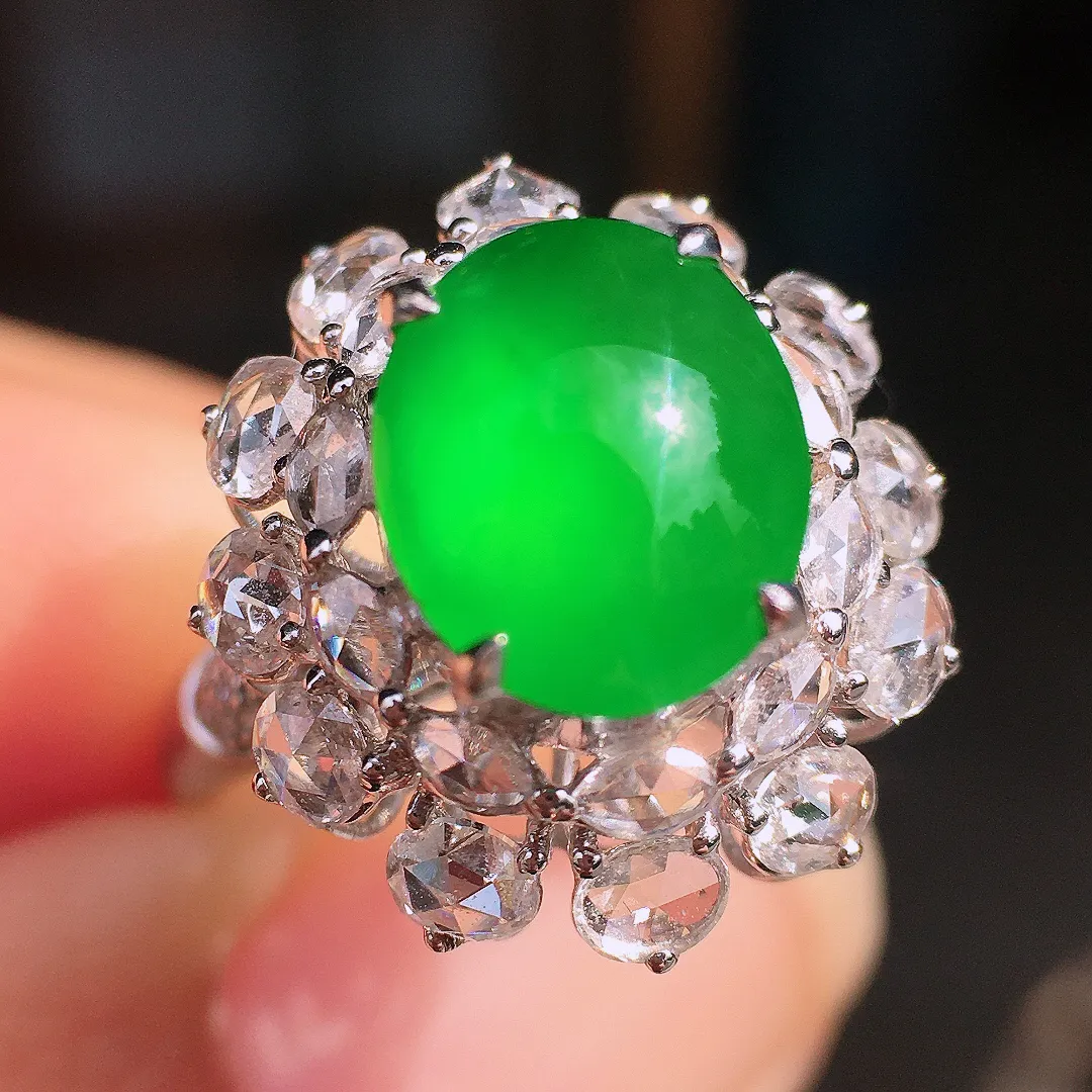 阳绿蛋面戒指，色泽均匀艳丽，玉质细腻，荧光感超
强，饱满圆润，尽显优雅气质，18k
金豪华镶嵌