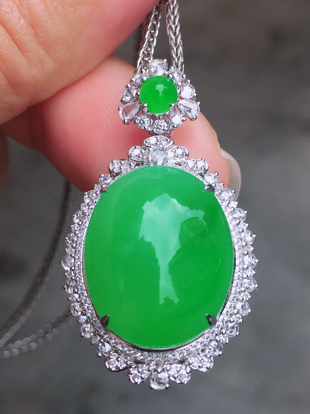 阳绿蛋面吊坠，色泽均匀艳丽，玉质细腻，荧光感超
强，饱满圆润，尽显优雅气质，18k
金豪华镶嵌