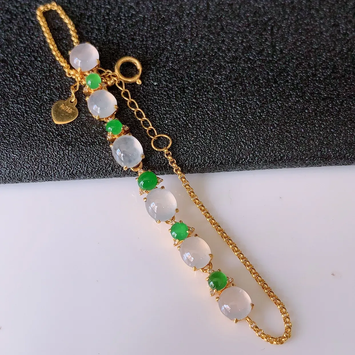 自然光实拍 18k金镶嵌冰种翡翠手链，沁人心脾，豪华镶嵌而成，手链佩戴效果大气出众，尽显气质。翡翠种水好，胶感足，颜相当漂亮，高性价比，值得入手品鉴！#00.26取一整体5.5*4.8*4裸石5.5-4.8