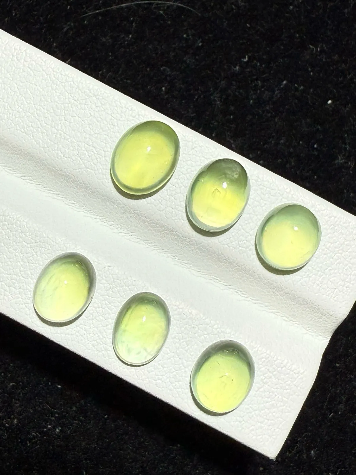 14.26ct天然葡萄石裸石，尺寸8.8*6.9*5.2mm，颜色美艳 ，微棉，冰透，起荧光