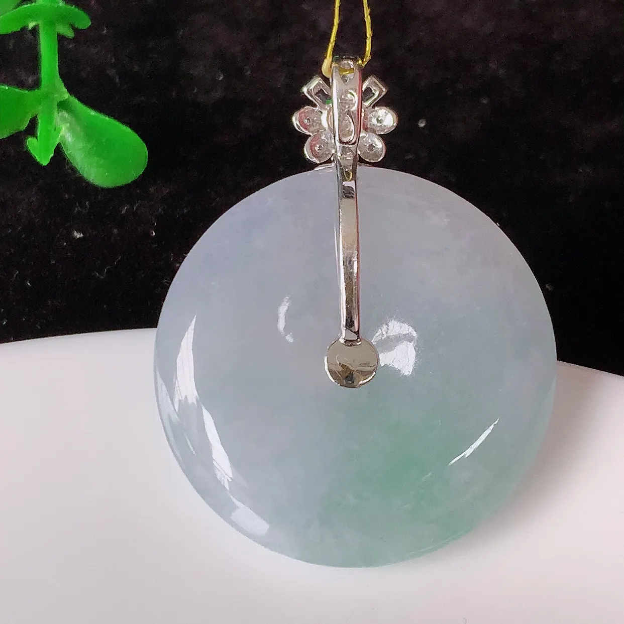 自然光实拍，18K金镶嵌冰飘绿翡翠平安扣吊坠，玉扣，冰润光泽，寓意平平安安，平安扣佩戴时尚漂亮！#35.29整体32.5*25.5*5.6裸石25.5*25.5