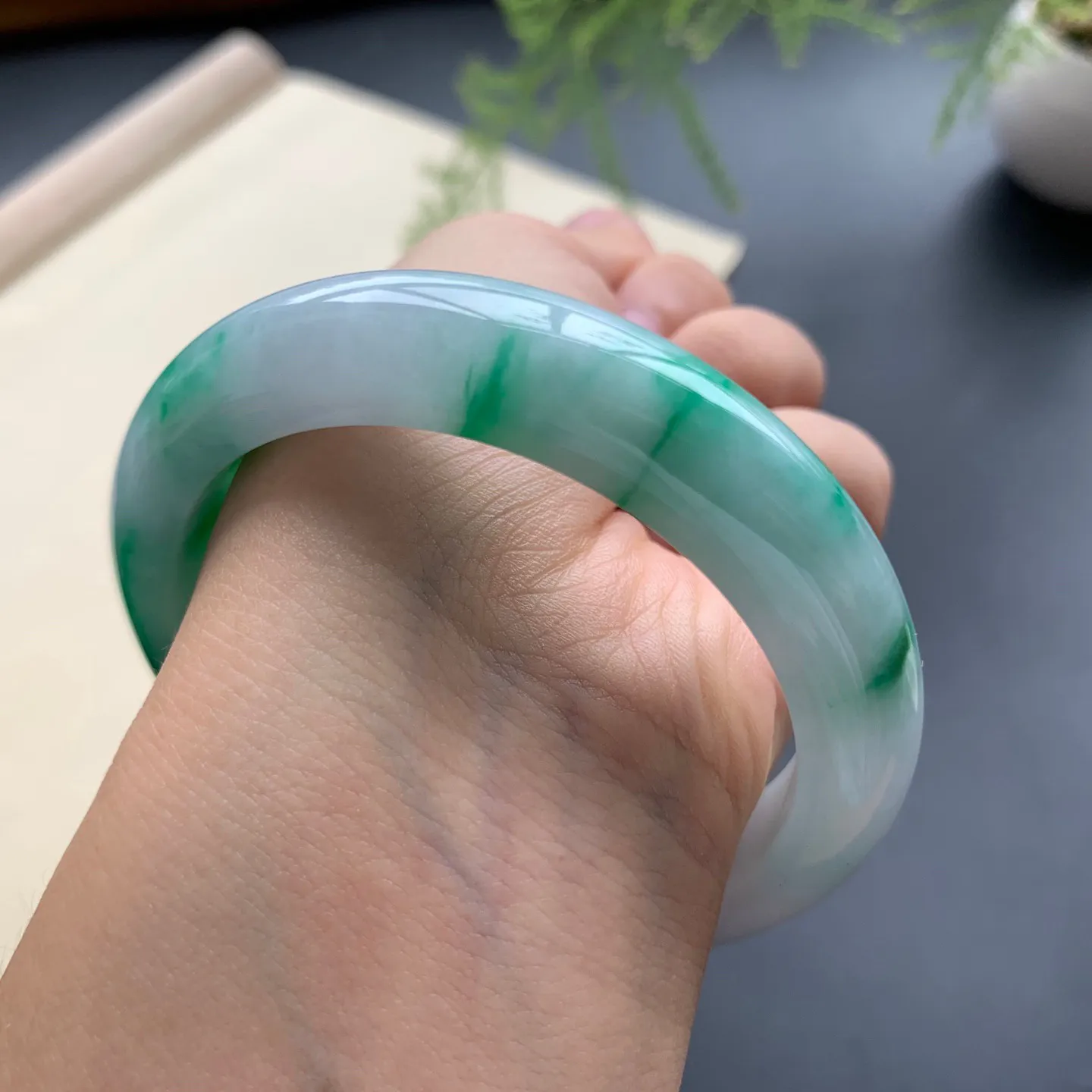 55.8圈口辣色正圈手镯 尺寸：55.8-12-9，无纹裂，细腻光滑，色辣靓丽