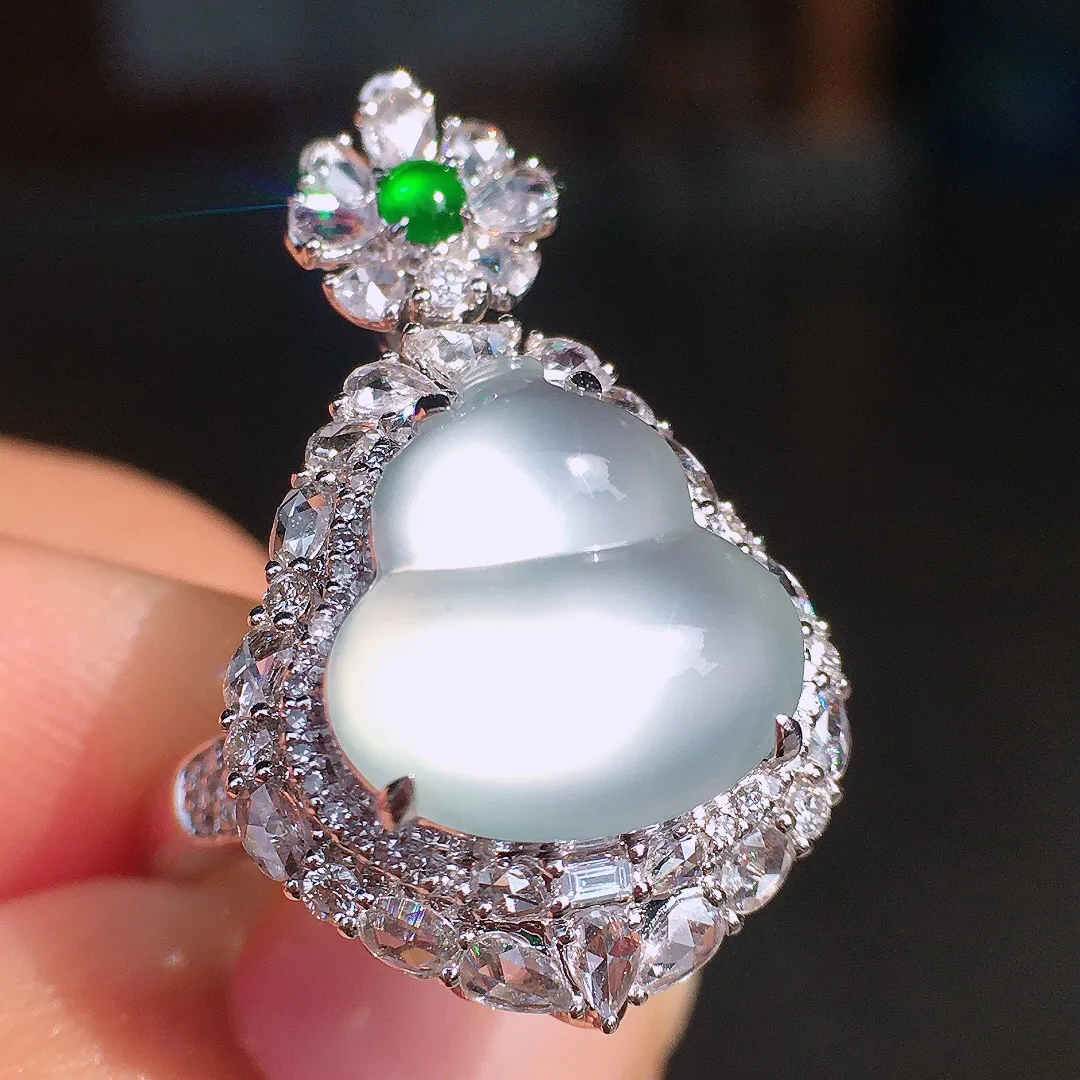 冰种葫芦戒指/吊坠两用款，色泽均匀艳丽，玉质细腻，荧光感超
强，饱满圆润，尽显优雅气质，18k
金豪华镶嵌