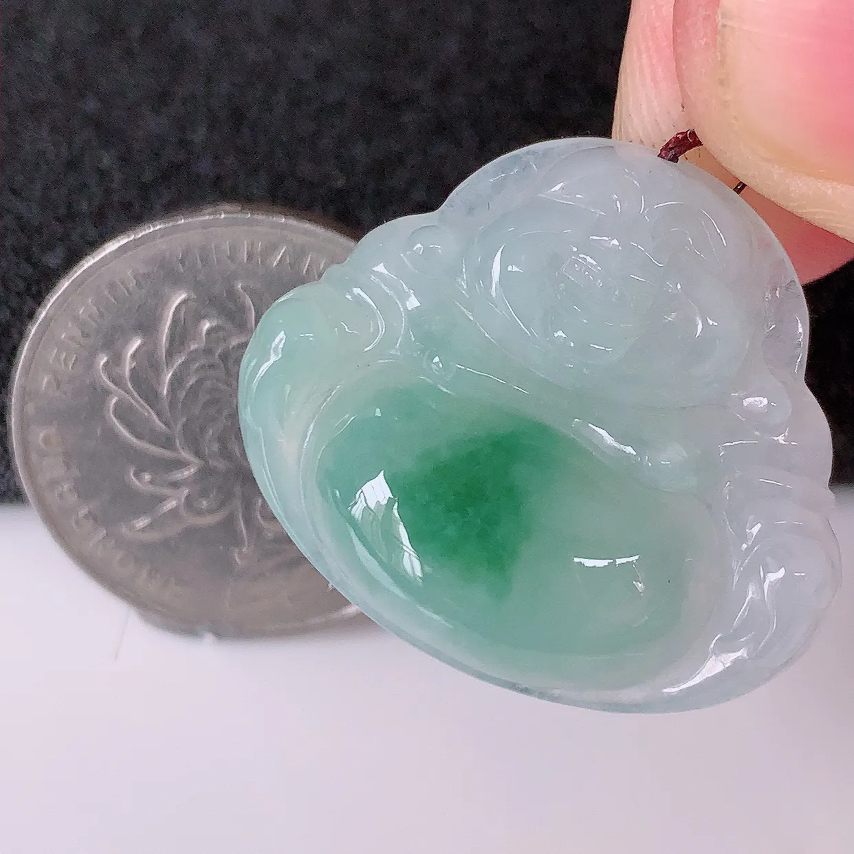 自然光实拍，冰飘花翡翠佛公吊坠，玉笑佛，饱满，开脸喜庆，配戴优雅迷人！#57.29
