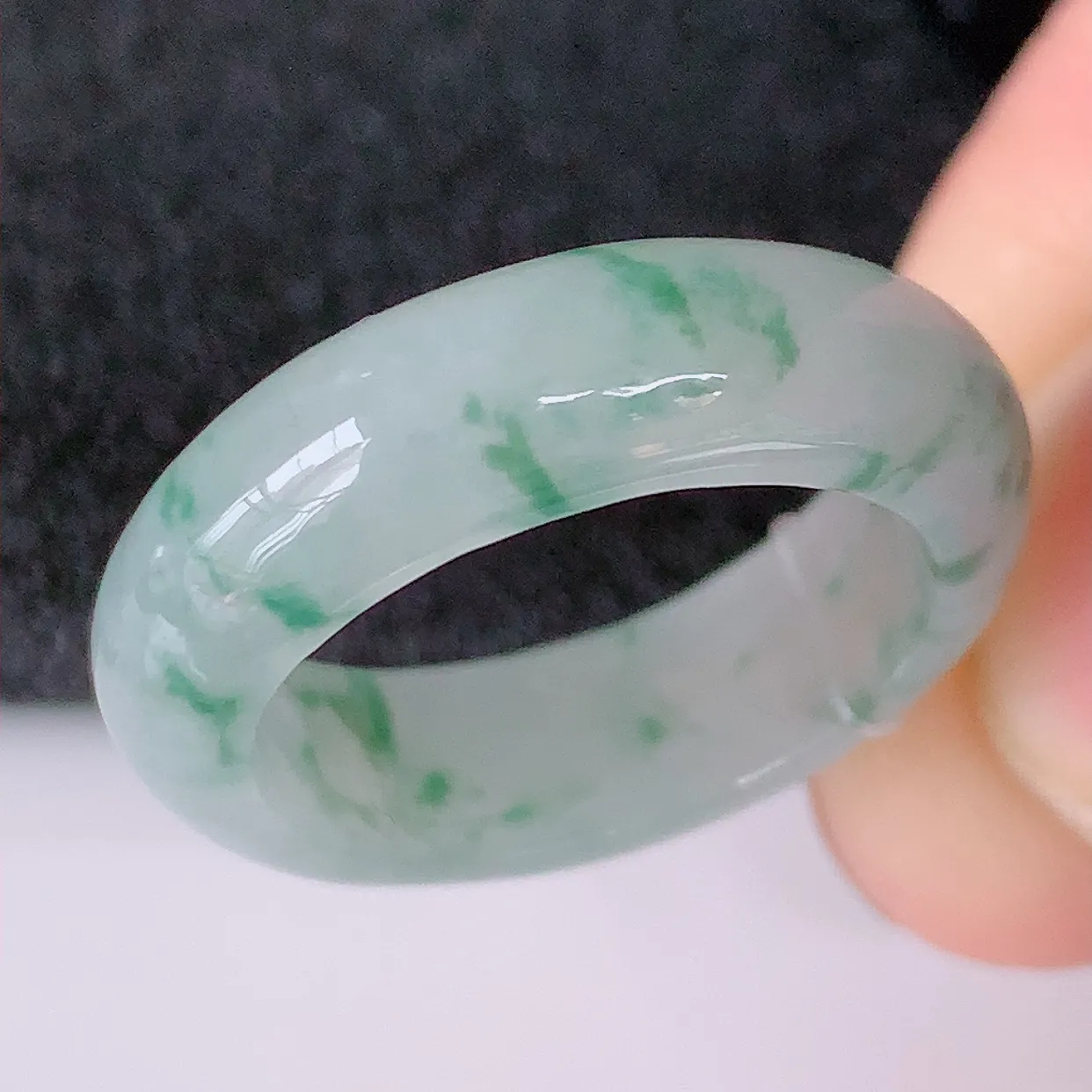 自然光实拍，17.2mm内径冰飘花翡翠指环，玉戒指，玉质莹润，好精美好冰润的指环，14圈口，上手纤巧！#49.29尺寸17.2*6*3.2