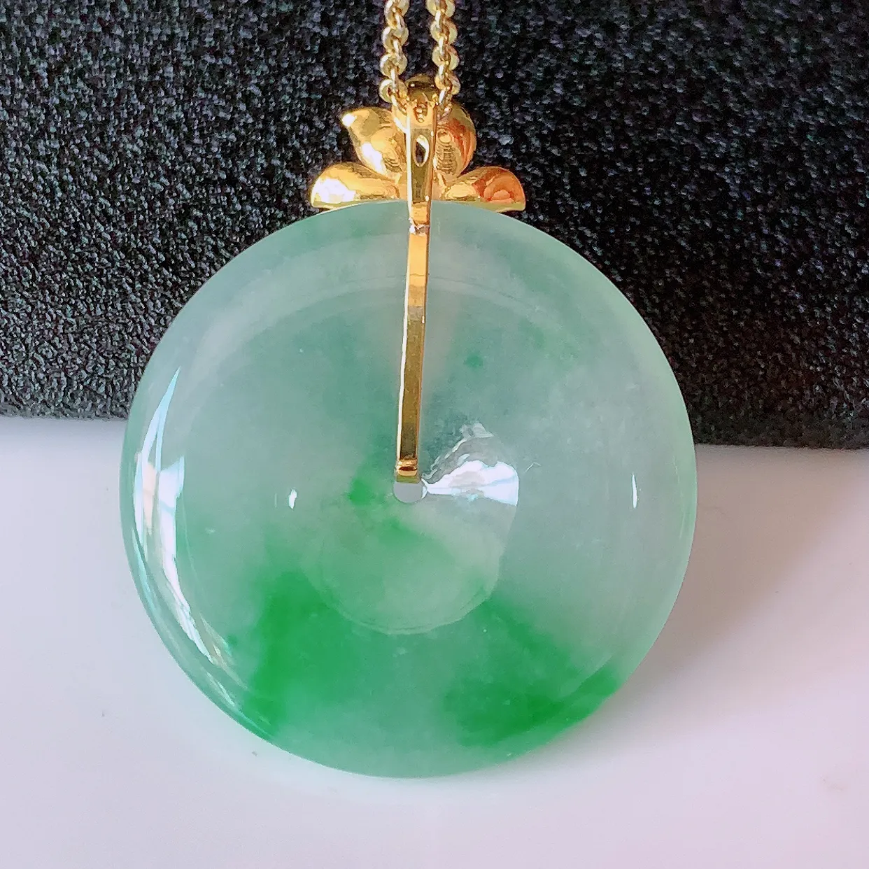 自然光实拍，18K金镶嵌冰种飘绿翡翠平安扣吊坠，玉扣，冰润光泽，寓意平平安安，平安扣佩戴时尚漂亮！#41.26整体33.5*27*4.8裸石27-27