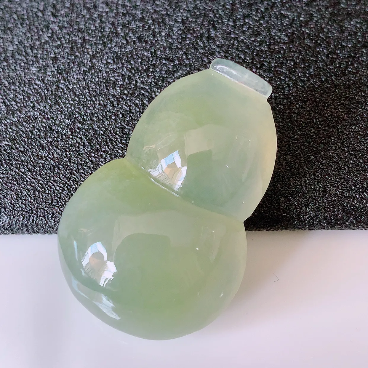 自然光实拍，冰种黄翡翡翠葫芦吊坠，葫芦寓意福禄双全，财源滚滚，饱满，清新脱俗，佩戴效果优雅迷人！#0