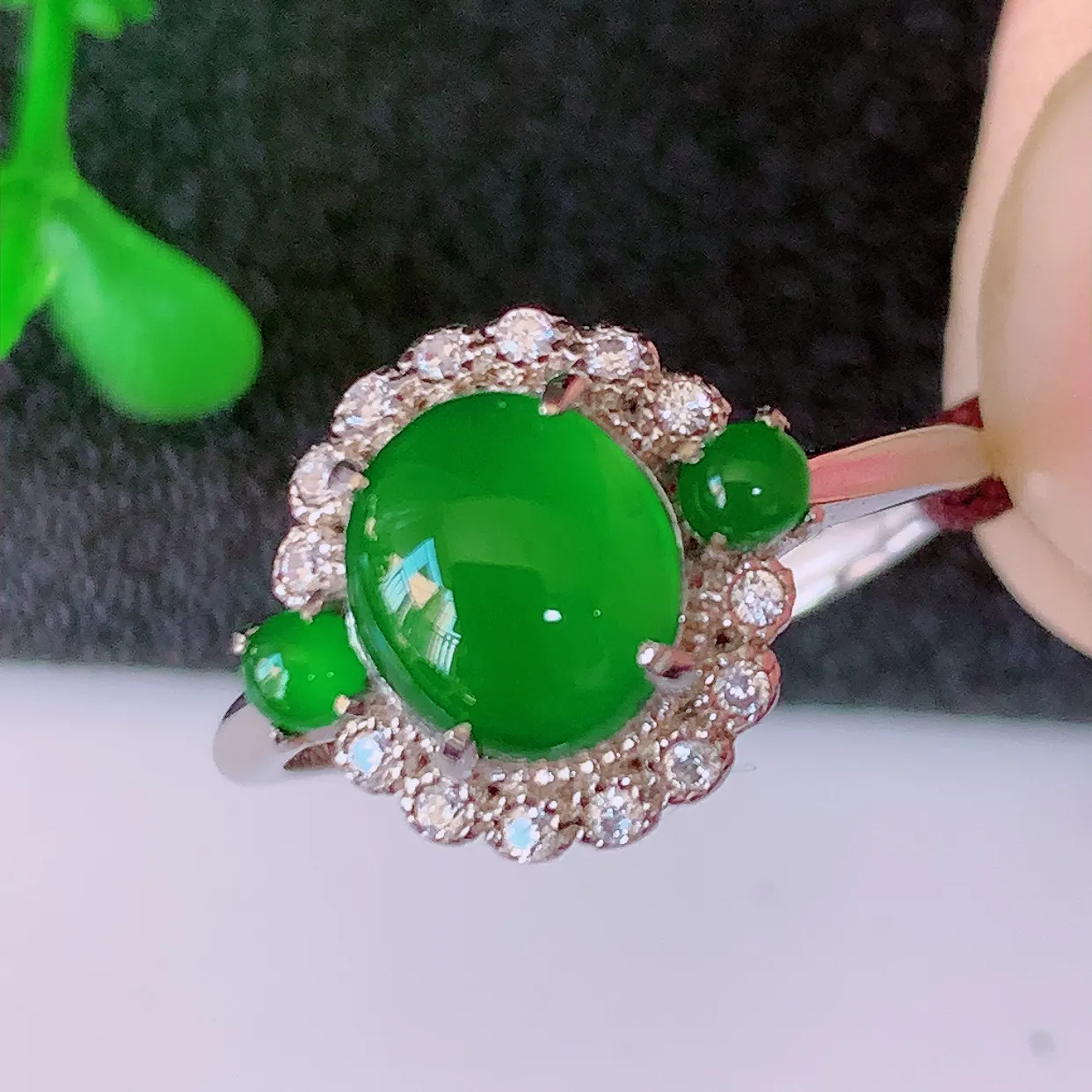 冰透满绿翡翠925银镶嵌戒指，自然光实拍，翠色灵动，颜色漂亮，种老水足，品相佳，佩戴佳品！#97.26（圈口可调大小）整体25*17.8*6.5裸石7.6-6.8