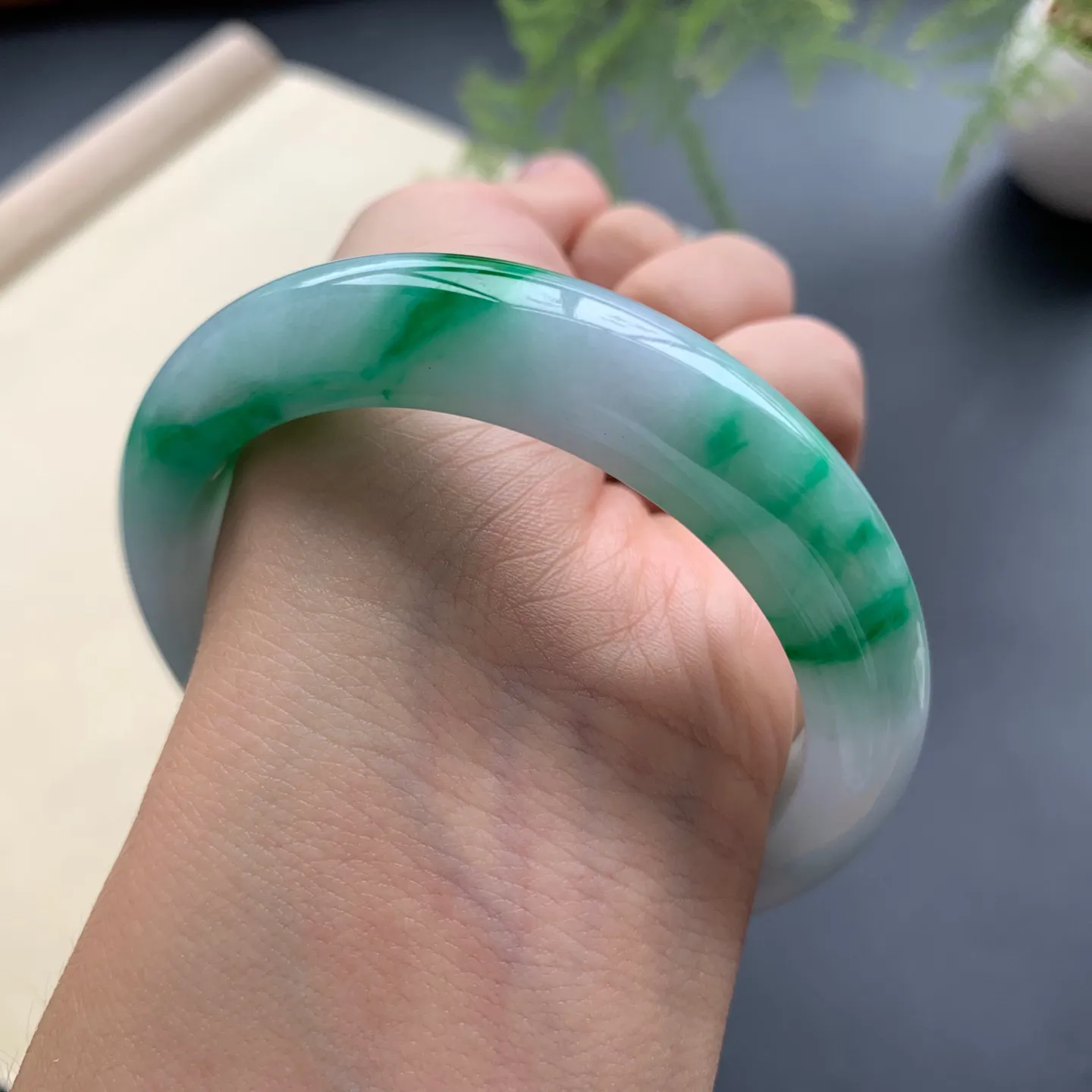 55.8圈口辣色正圈手镯 尺寸：55.8-12-9，无纹裂，细腻光滑，色辣靓丽