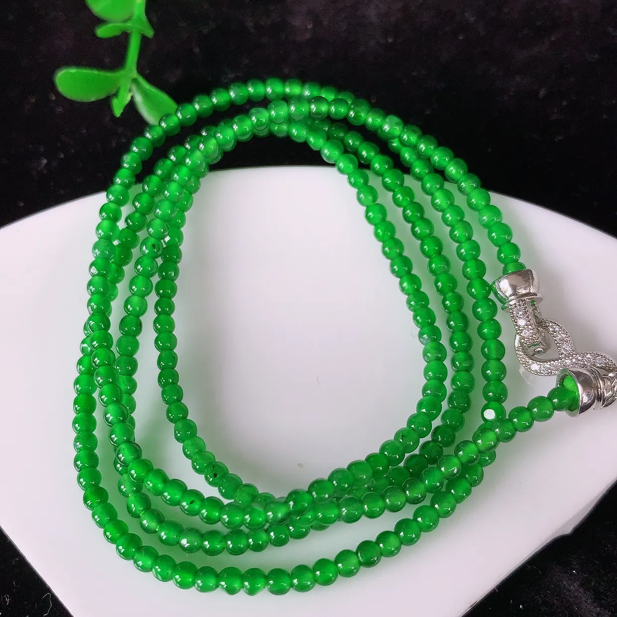 自然光实拍，冰种满色翡翠项链，翠色灵动，玉质细腻，颜色漂亮，品相佳，佩戴佳品！#81.29取一尺寸2