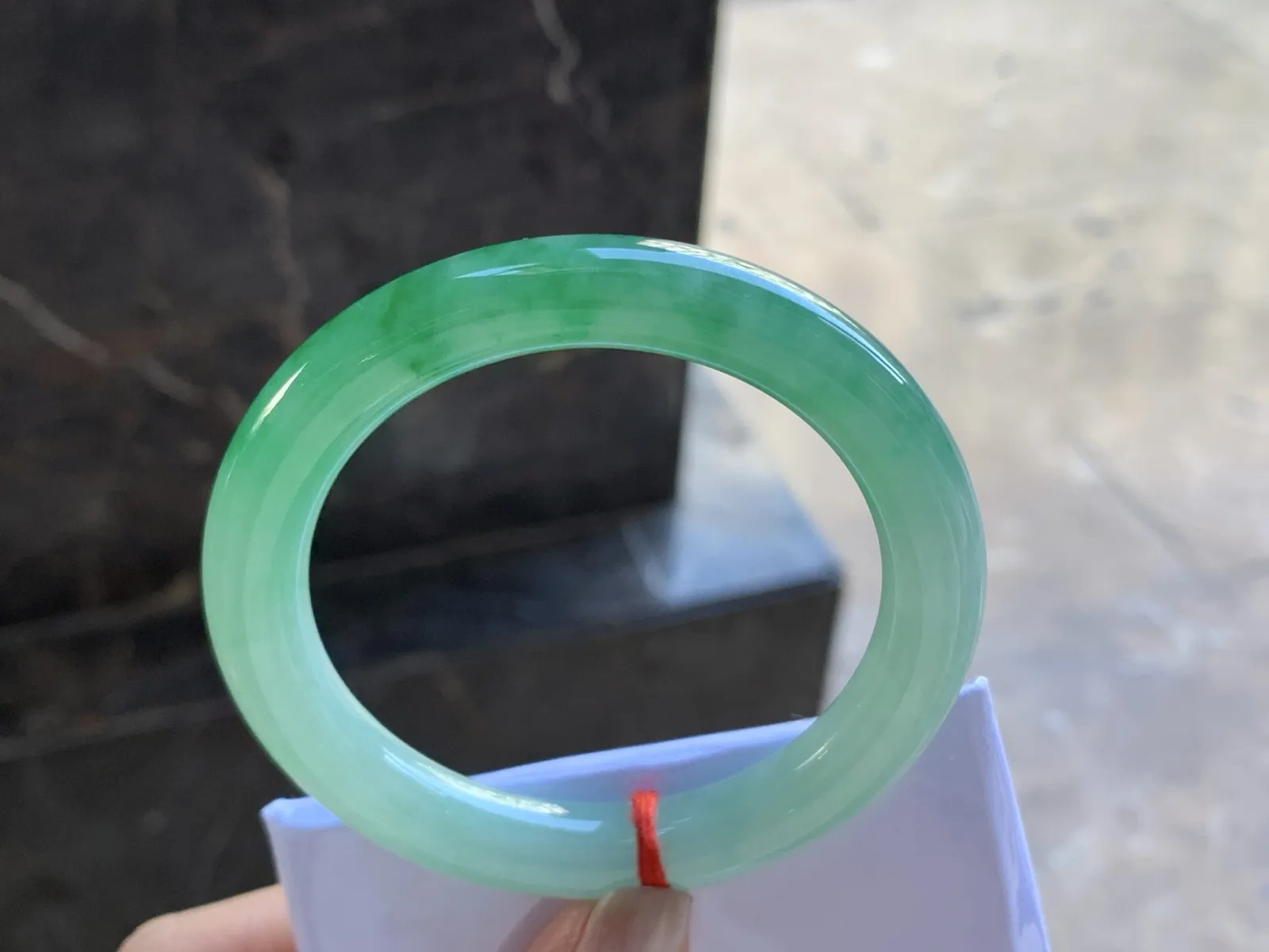 54-9.4

阳绿色圆条手镯^_^玉质温润