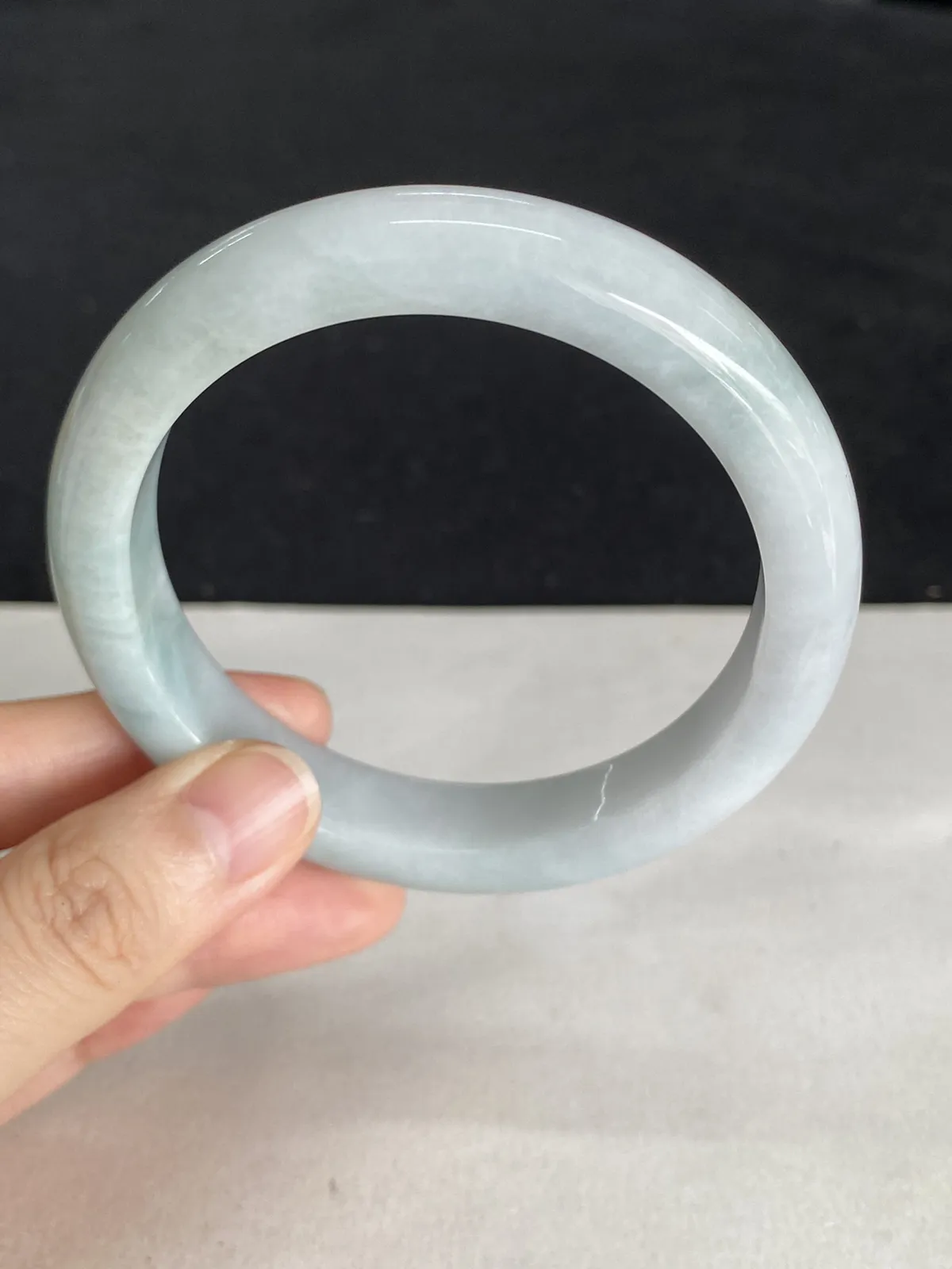 正圈58圈口，翡翠糯化种淡绿色手镯