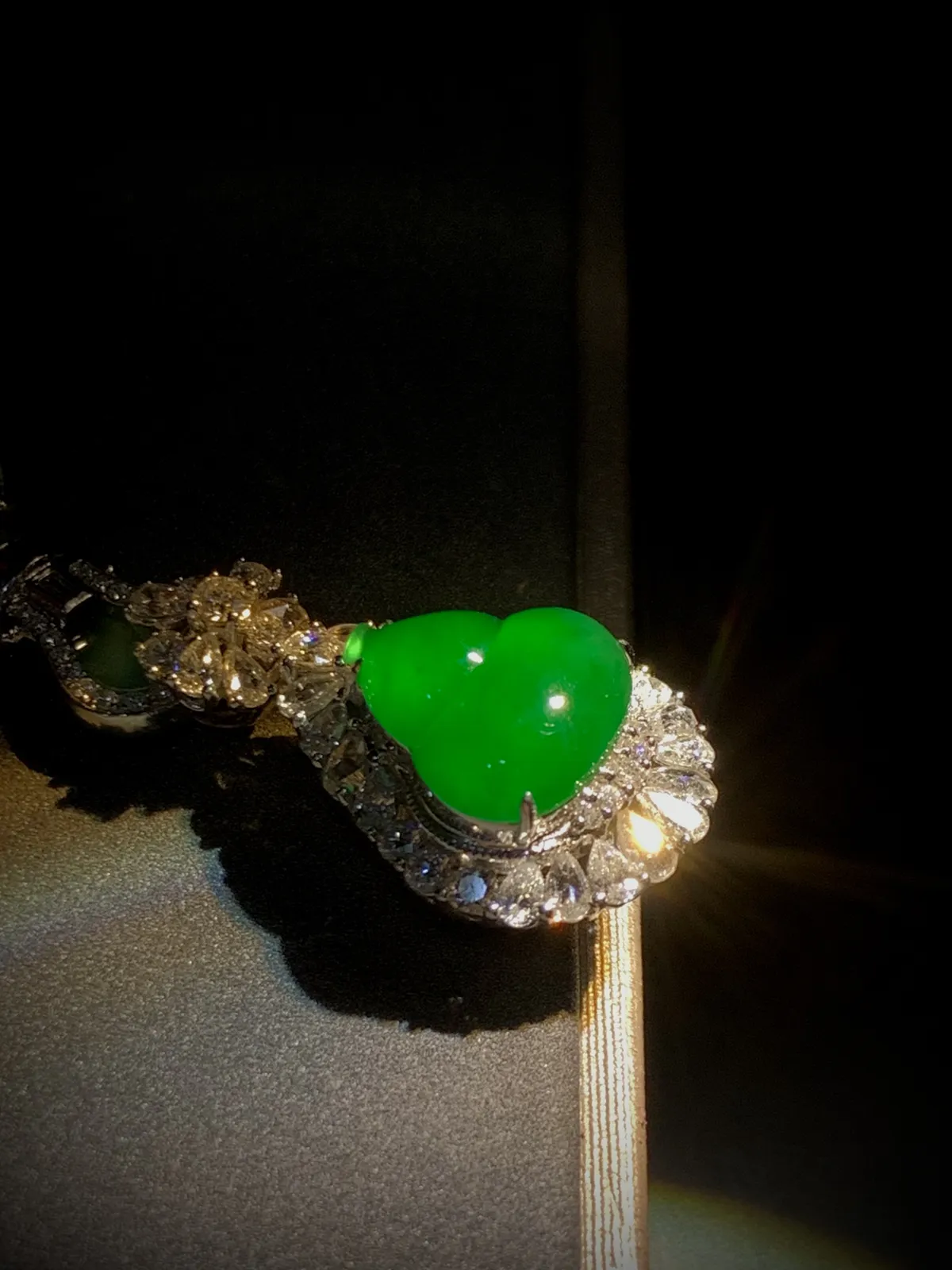 【福禄】绿葫芦，裸石 12.2-12-3.5mm，
整体27-16.2-10.6mm，
18K金，南非钻，不配图链