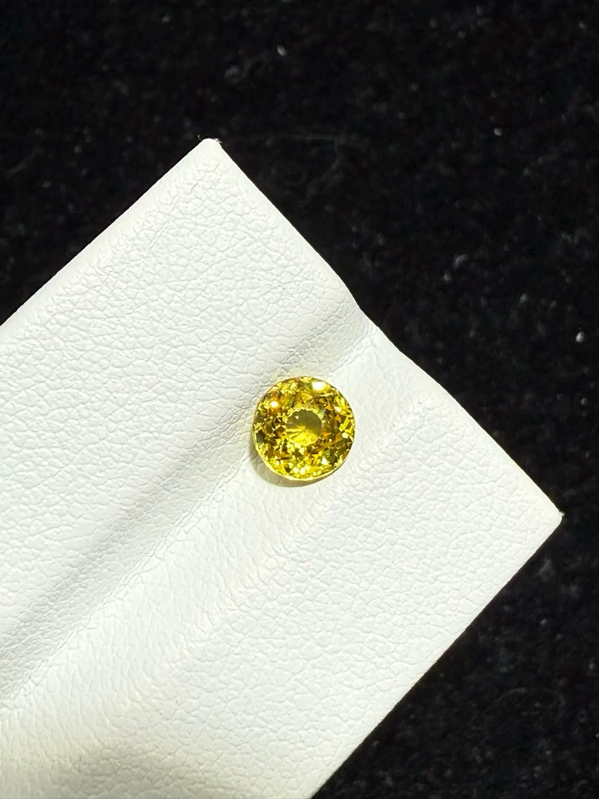 0.965ct天然马里榴石裸石，尺寸5.8*5.8*3.7毫米，颜色美艳 ，晶体通透，火彩足