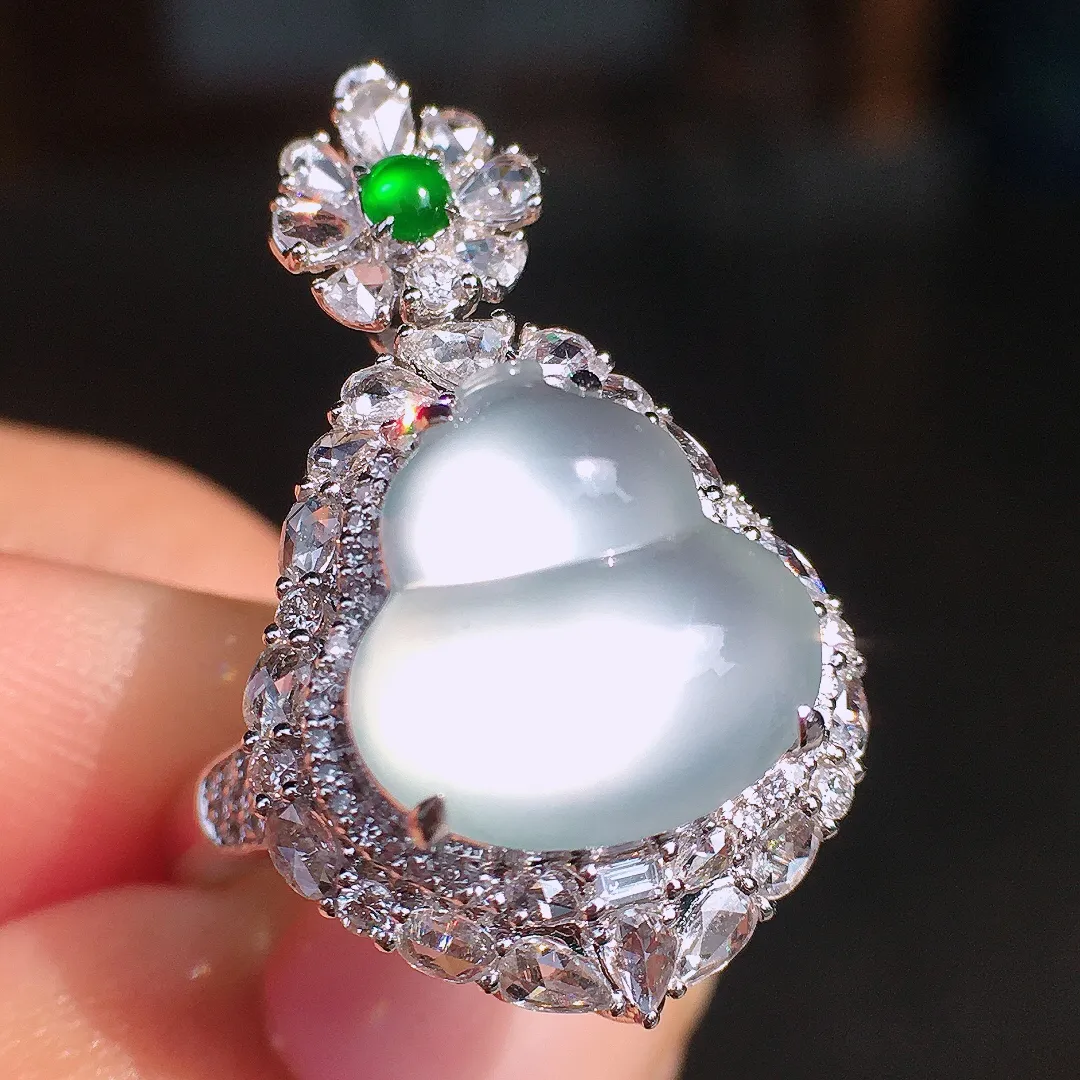 冰种葫芦戒指/吊坠两用款，色泽均匀艳丽，玉质细腻，荧光感超
强，饱满圆润，尽显优雅气质，18k
金豪