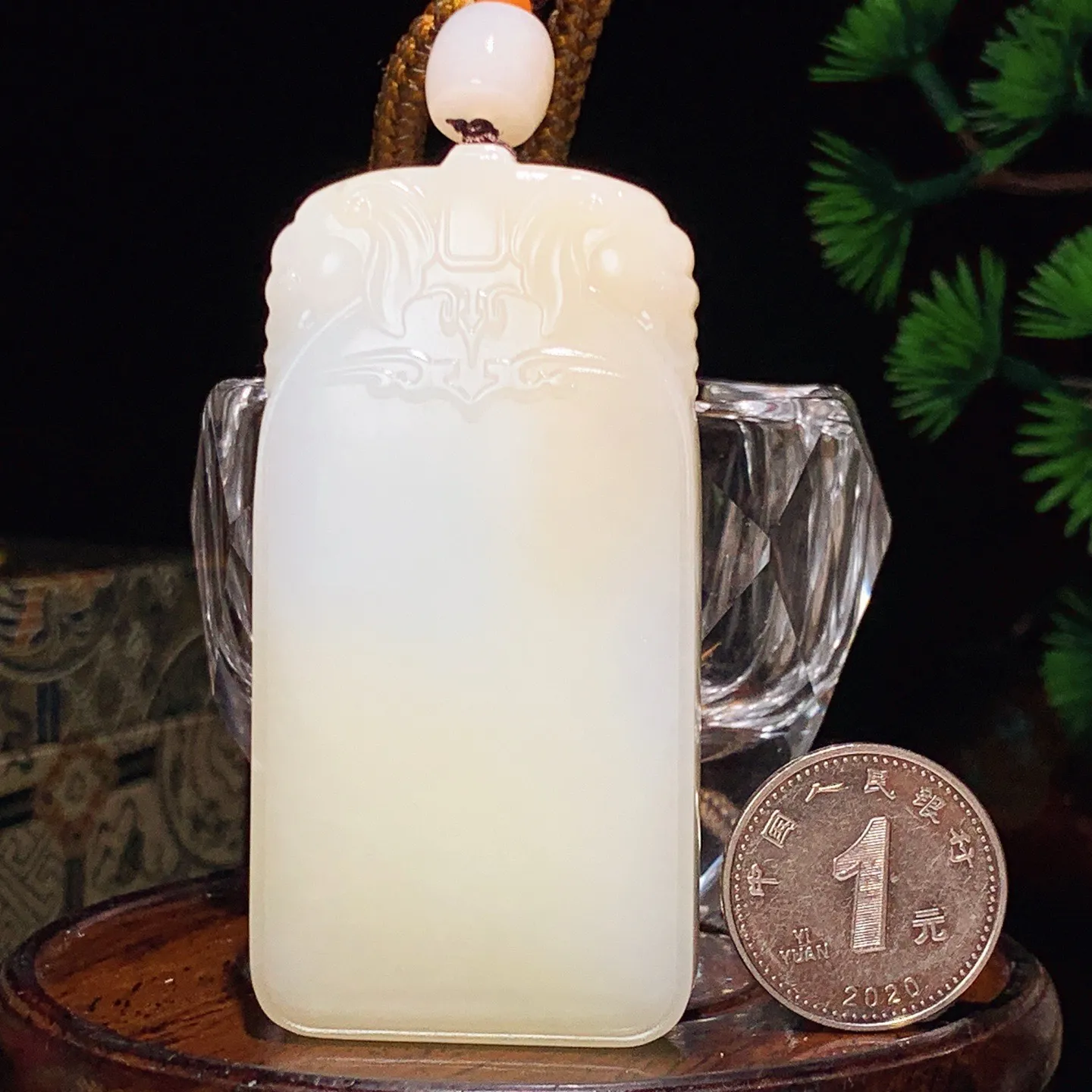 新疆和田玉且末糖吉祥如意平安无事牌挂件。尺寸68/34/11重68.2克 白度一级。玉质细腻油润 脂粉好，品质好。lt251030