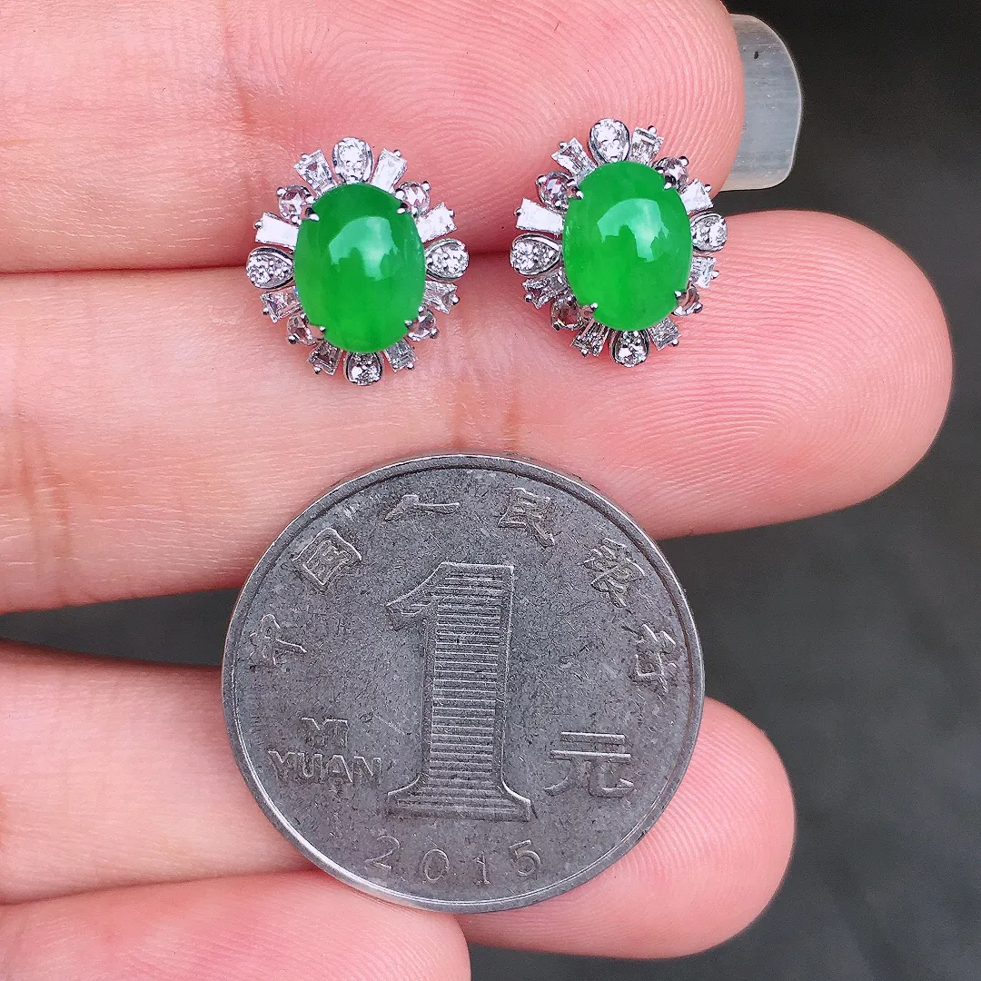 阳绿蛋面耳钉，色泽均匀艳丽，玉质细腻，荧光感超
强，饱满圆润，尽显优雅气质，18k
金豪华镶嵌