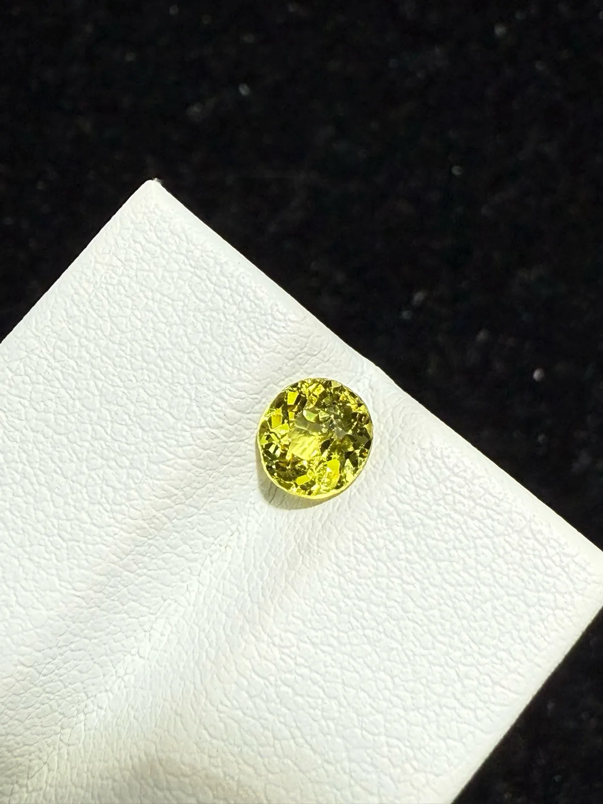 0.91ct天然马里榴石裸石，尺寸5.8*5.6*3.6毫米，颜色美艳 ，晶体通透，火彩足