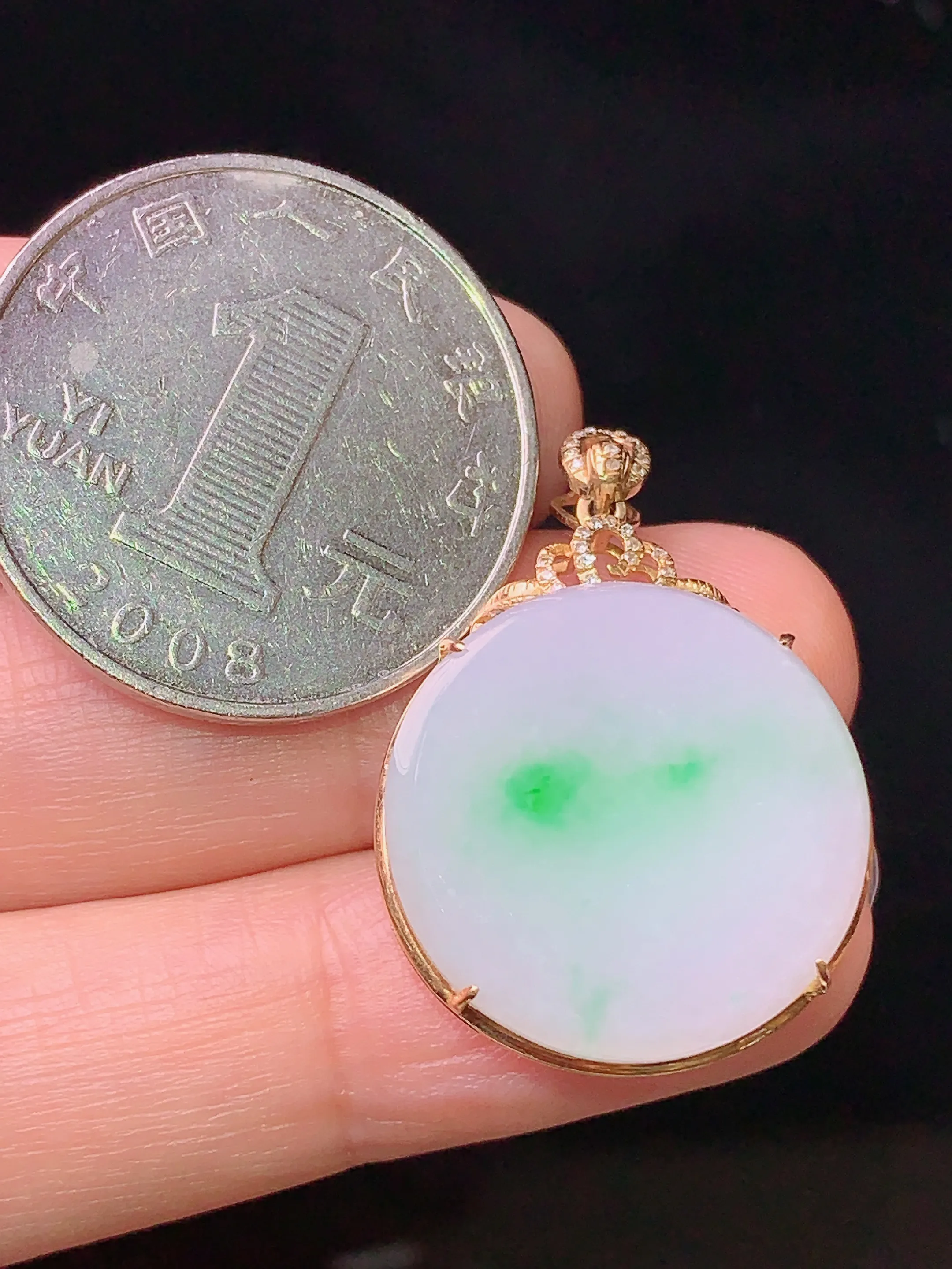 18k金钻镶嵌飘绿圆牌吊坠 玉质细腻 色泽艳丽 水润亮眼  整体尺寸28.6*20.8*7