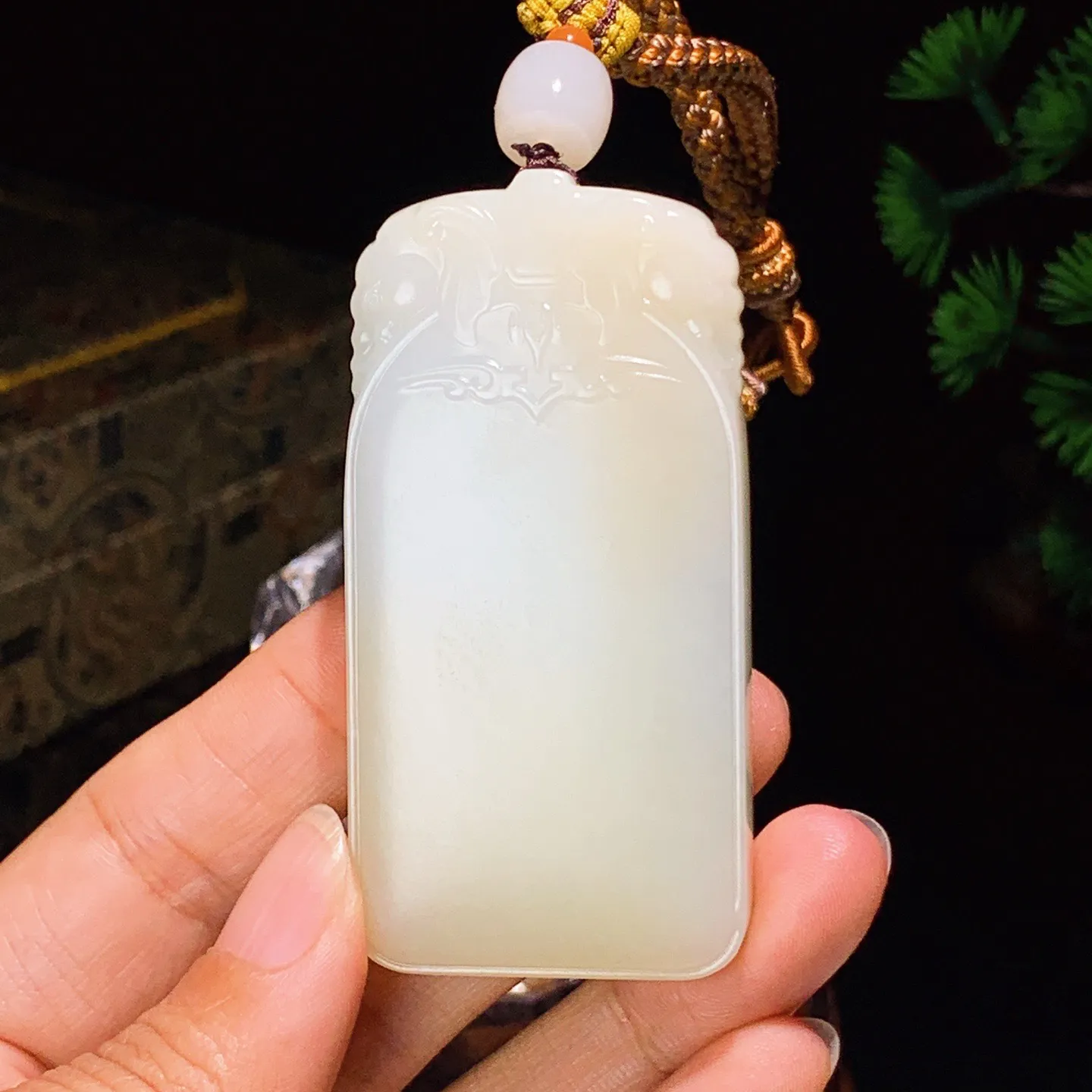 新疆和田玉且末糖吉祥如意平安无事牌挂件。尺寸68/34/11重68.2克 白度一级。玉质细腻油润 脂粉好，品质好。lt251030