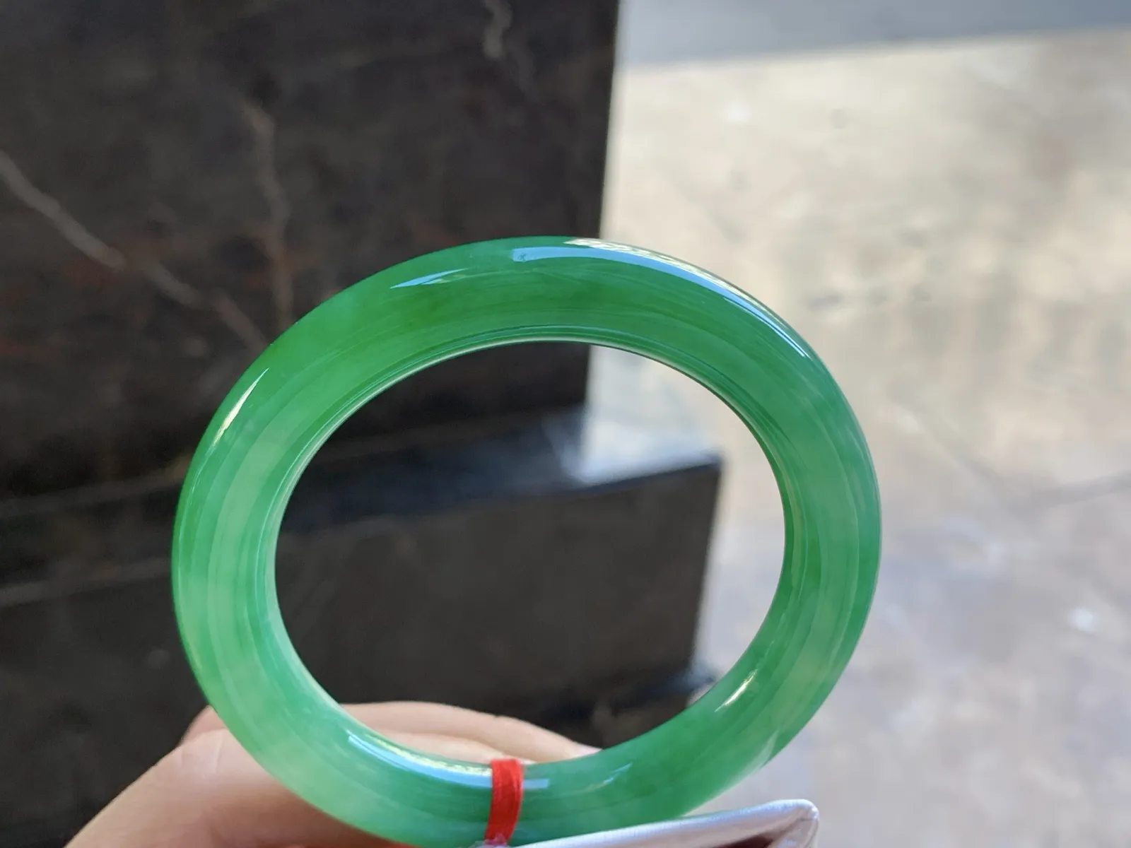 54.5-9.8

辣阳绿色圆条手镯^_^颜色鲜艳 玉质温润