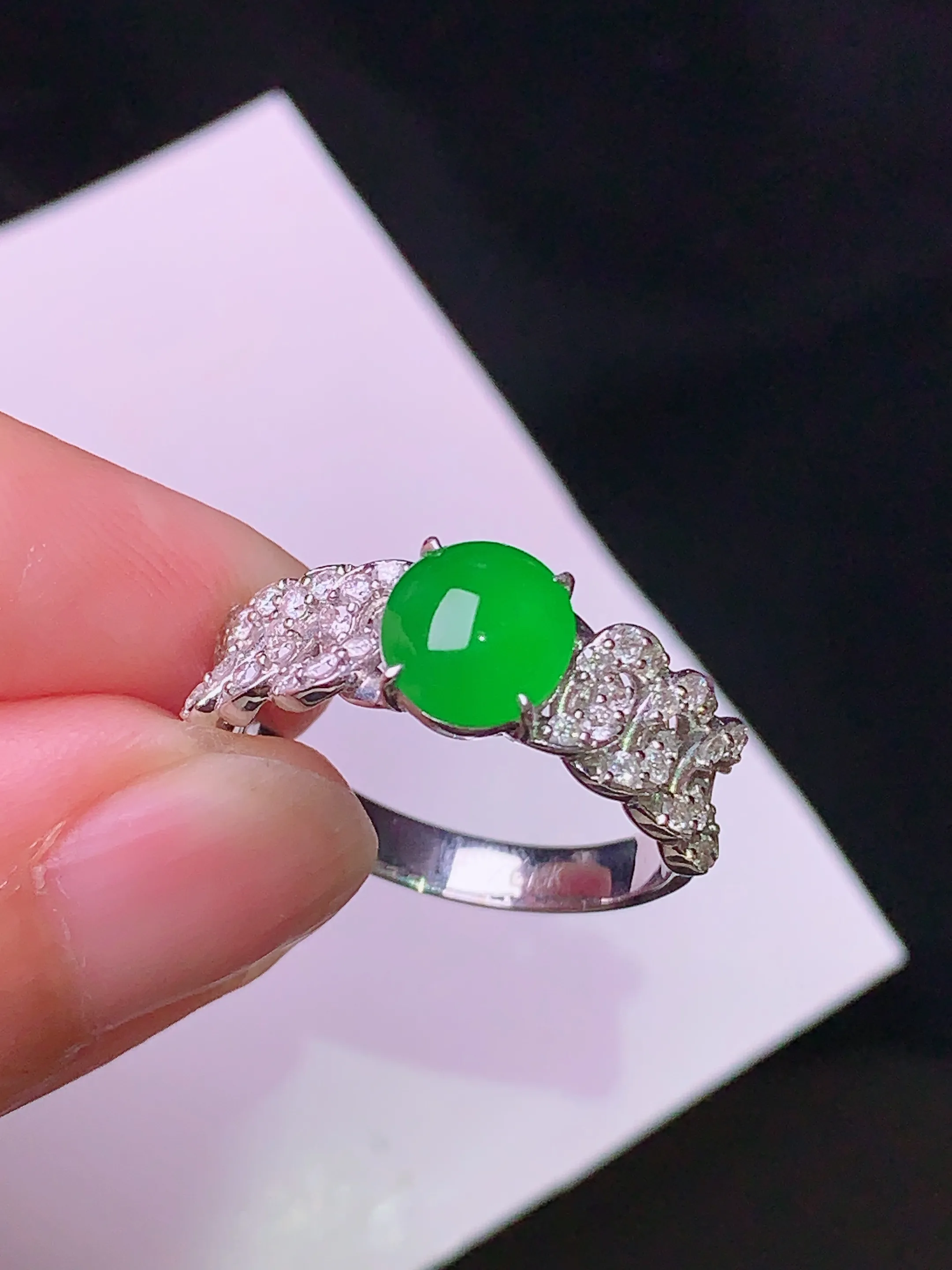 18k金钻镶嵌满绿蛋面戒指 玉质细腻 色泽艳丽 水润亮眼  圈口14 裸石尺寸7.5*6.5*3.5