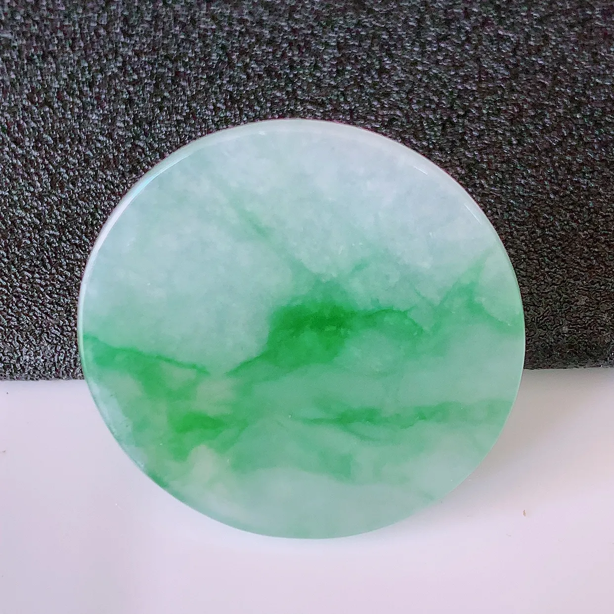 自然光实拍，冰飘绿翡翠平安无事牌吊坠，平平安安，无事牌翠色灵动，佩戴平安时尚！#57.26