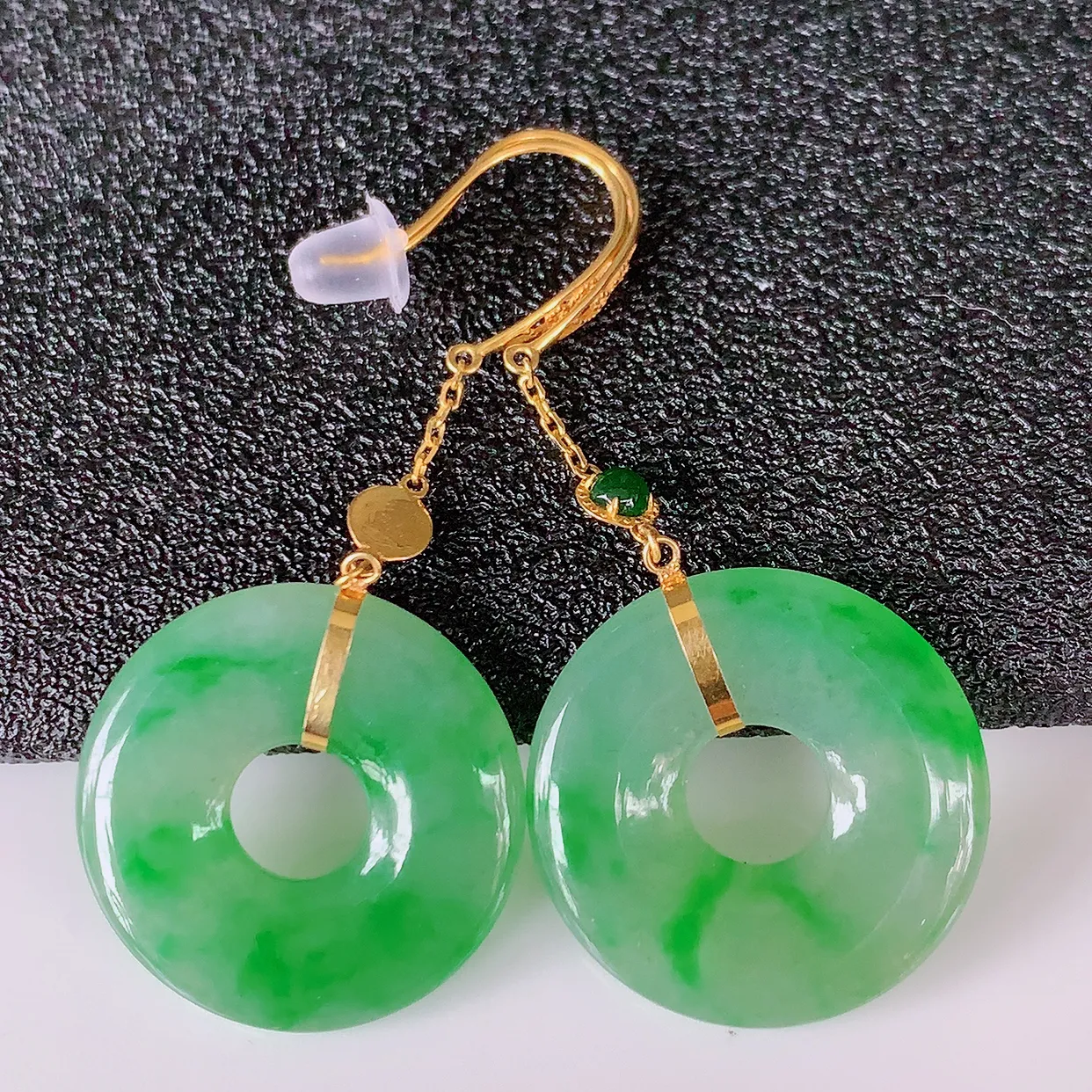 18k金镶嵌翡翠耳坠，沁人心脾，耳坠佩戴效果大气出众，尽显气质。种水好，胶感足，颜相当漂亮，高性价比