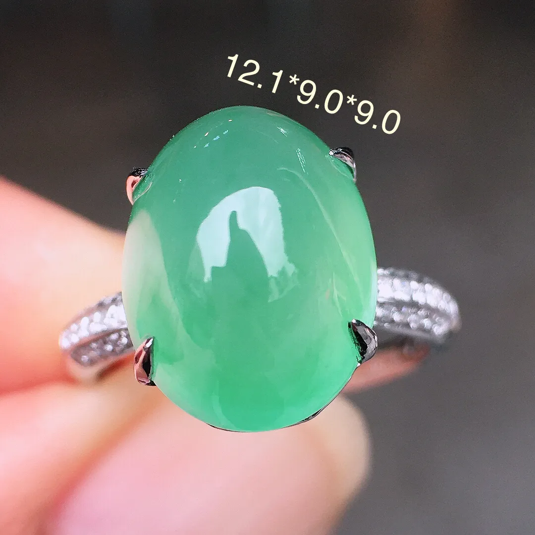 晴水蛋面戒指，色泽均匀艳丽，玉质细腻，荧光感超
强，饱满圆润，尽显优雅气质，18k
金豪华镶嵌