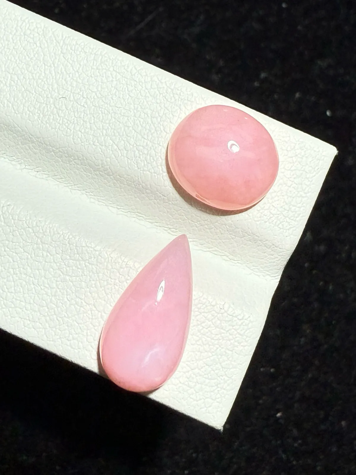 7.475ct天然粉欧泊蛋白石裸石，尺寸11.4*10.1*4.7毫米，颜色美艳