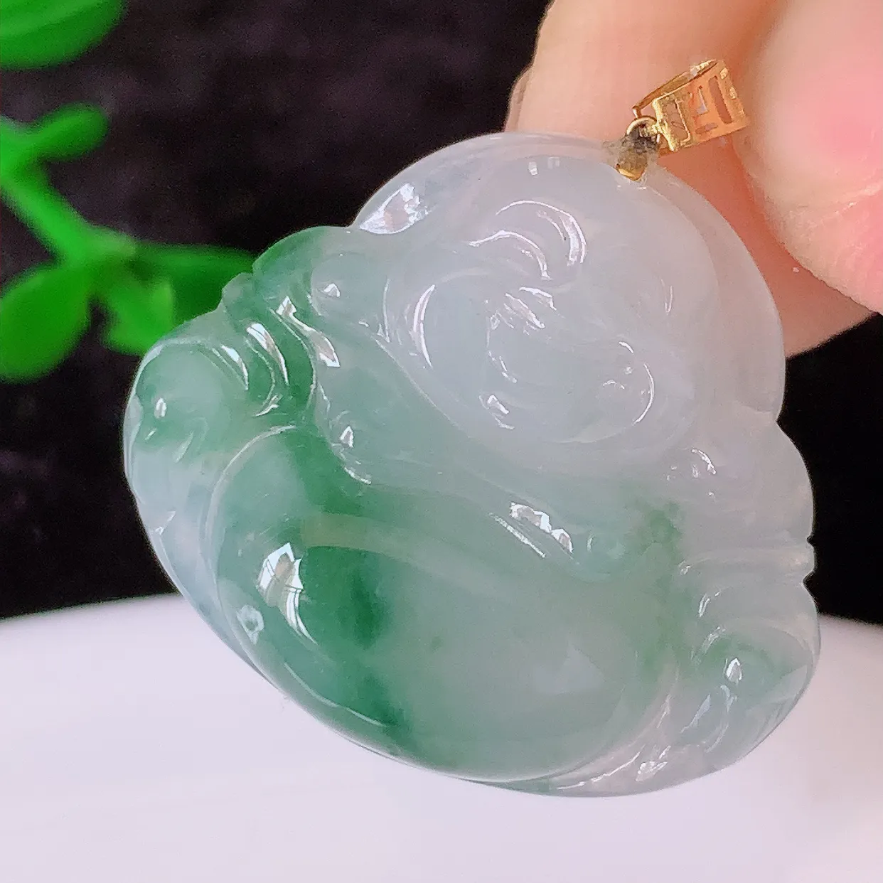 18k金镶嵌冰飘花翡翠笑佛吊坠，款式新颖，佩戴效果时尚出众，尽显气质，水润精细，美感十足。#49.2