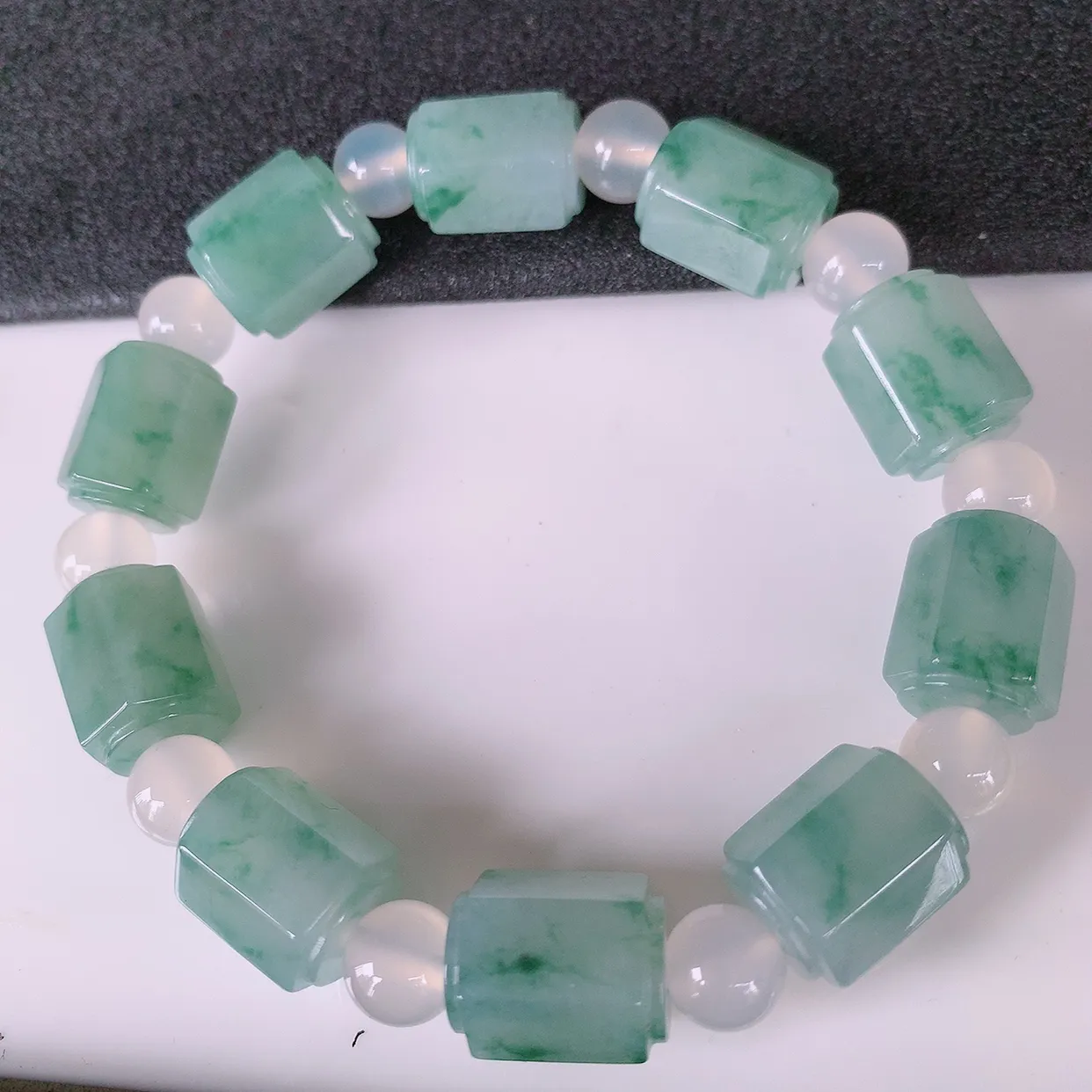 自然光实拍，冰润飘花翡翠路路通手串，花式飘逸，佩戴效果大方时尚，圆珠为装饰珠！#89.29取一尺寸13.8*10.5