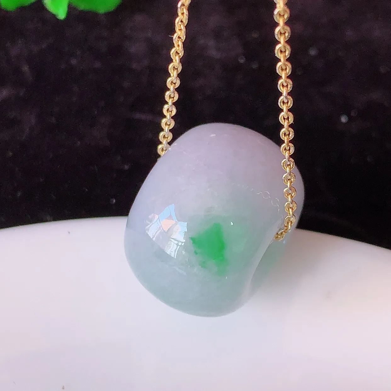 自然光实拍，冰润飘绿翡翠路路通吊坠，寓意时来运转、财源滚滚，款式新颖时尚，日常百搭的款！配图银链#5