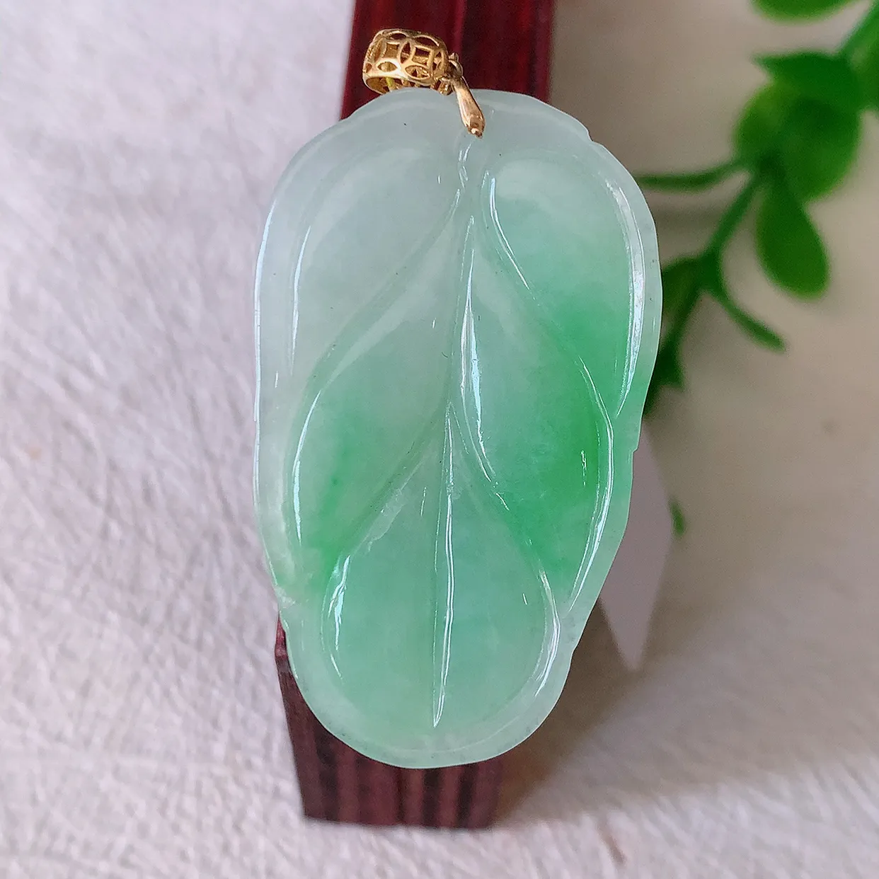 18K金镶嵌飘绿翡翠叶子吊坠 ，种水足，色泽清新，工艺精湛，叶子寓意美好；金枝玉叶，事业有成。#35.26整体41裸35.5*21*5.5