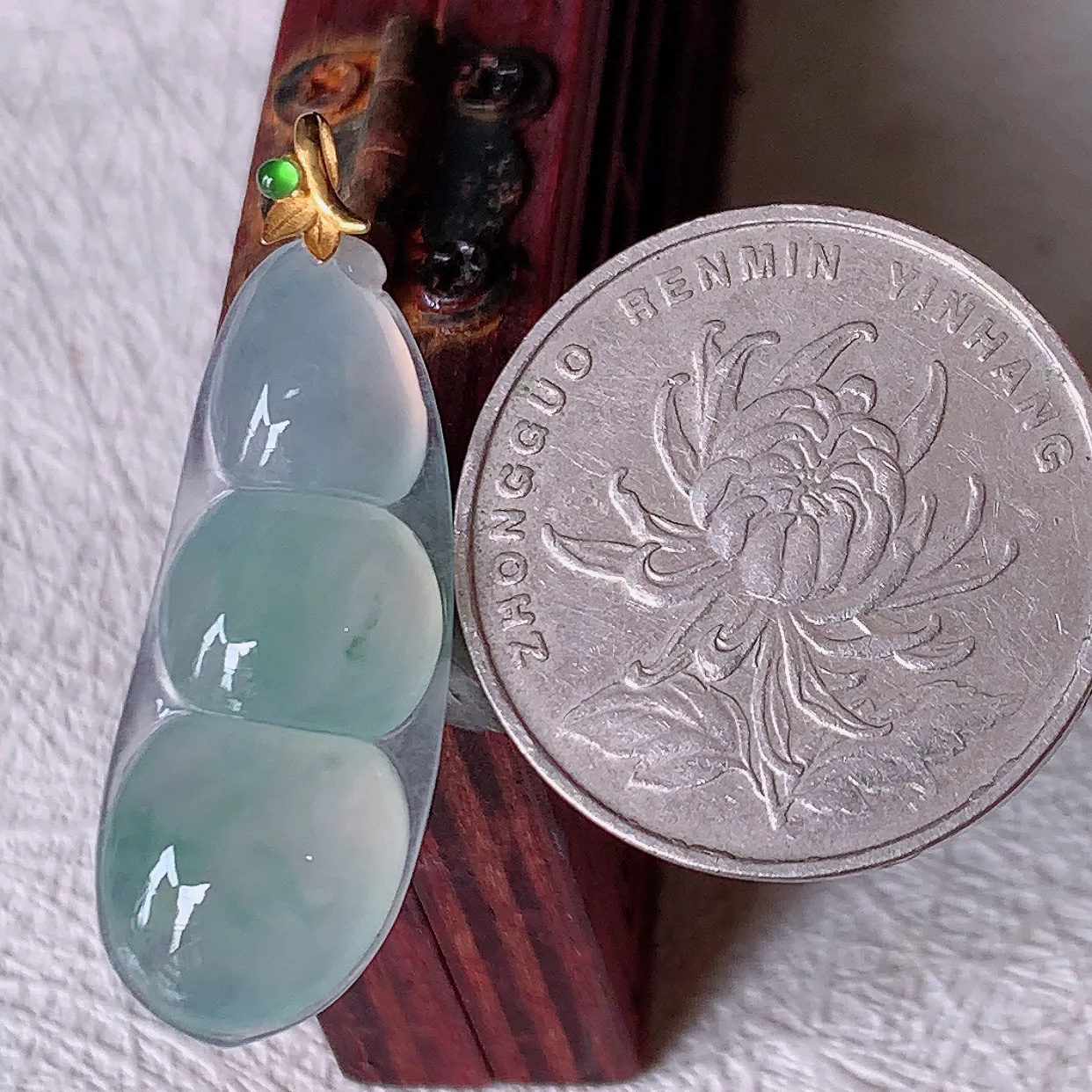 自然光实拍，18K金镶嵌冰种飘花翡翠四季豆吊坠，平安豆福豆玉坠，冰润通透，豆粒饱满，寓意：豆蔻年华！#1.26整体35裸石30.5-11.5-5.5