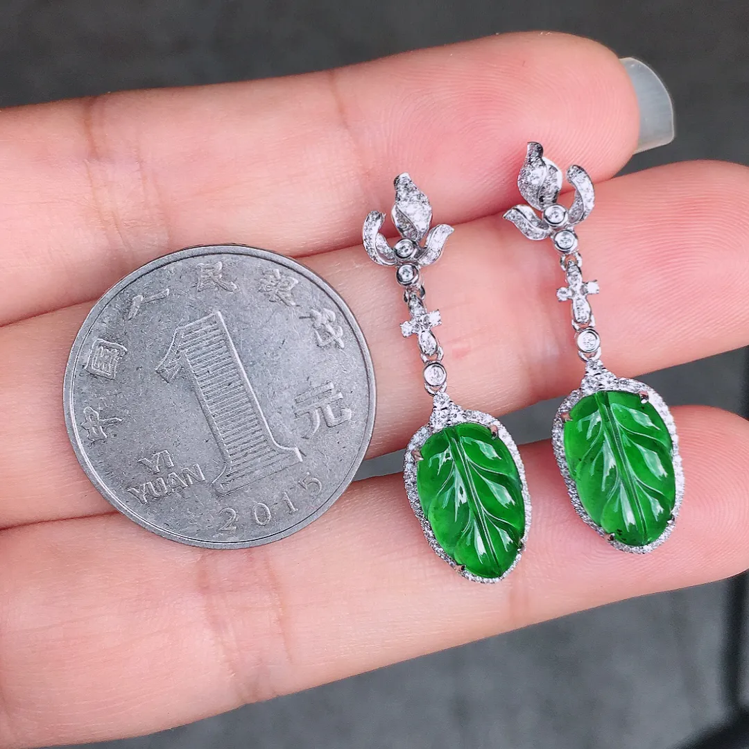 阳绿玉叶耳坠，色泽均匀艳丽，玉质细腻，荧光感超
强，饱满圆润，尽显优雅气质，18k
金豪华镶嵌