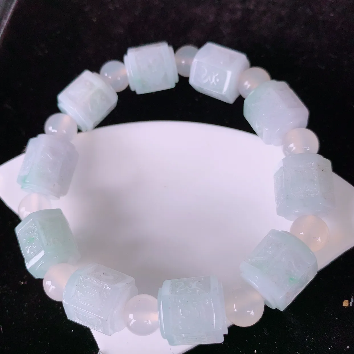 自然光实拍 缅甸翡翠飘花六字真言珠手链 路路通玉手串  种老水足，玉质细腻，形态饱满 飘花灵动，配珠