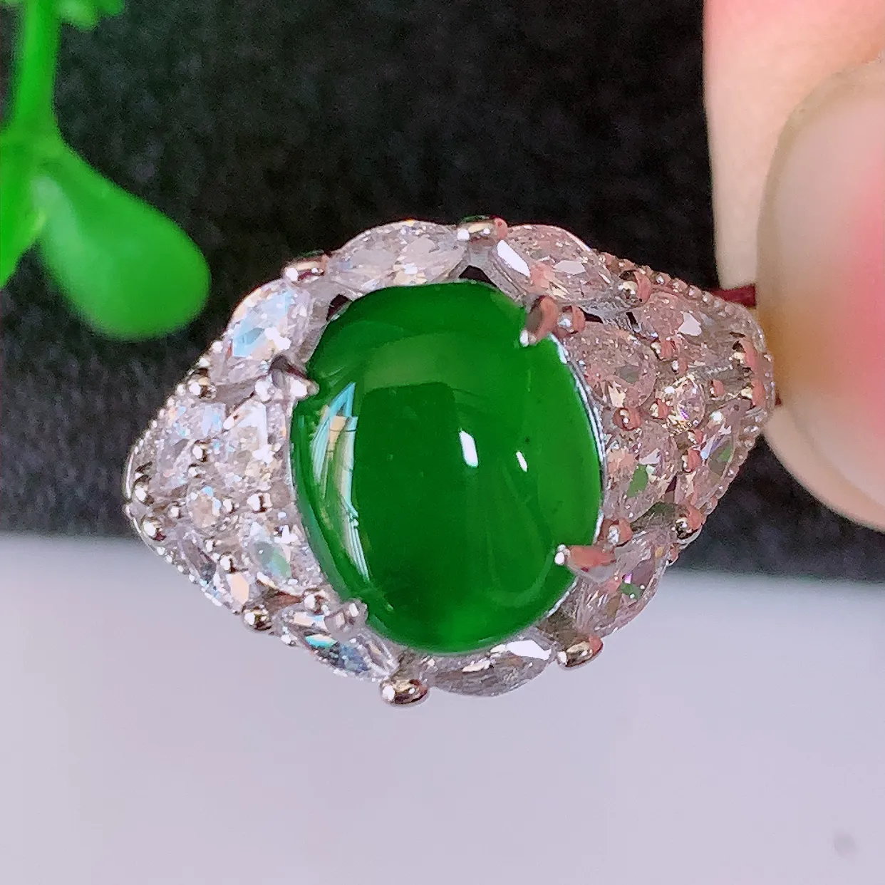 冰透满绿翡翠925银镶嵌戒指，自然光实拍，翠色灵动，颜色漂亮，种老水足，品相佳，佩戴佳品！#97.26（圈口可调大小）整体23*17*5.8裸石9.5*7.5