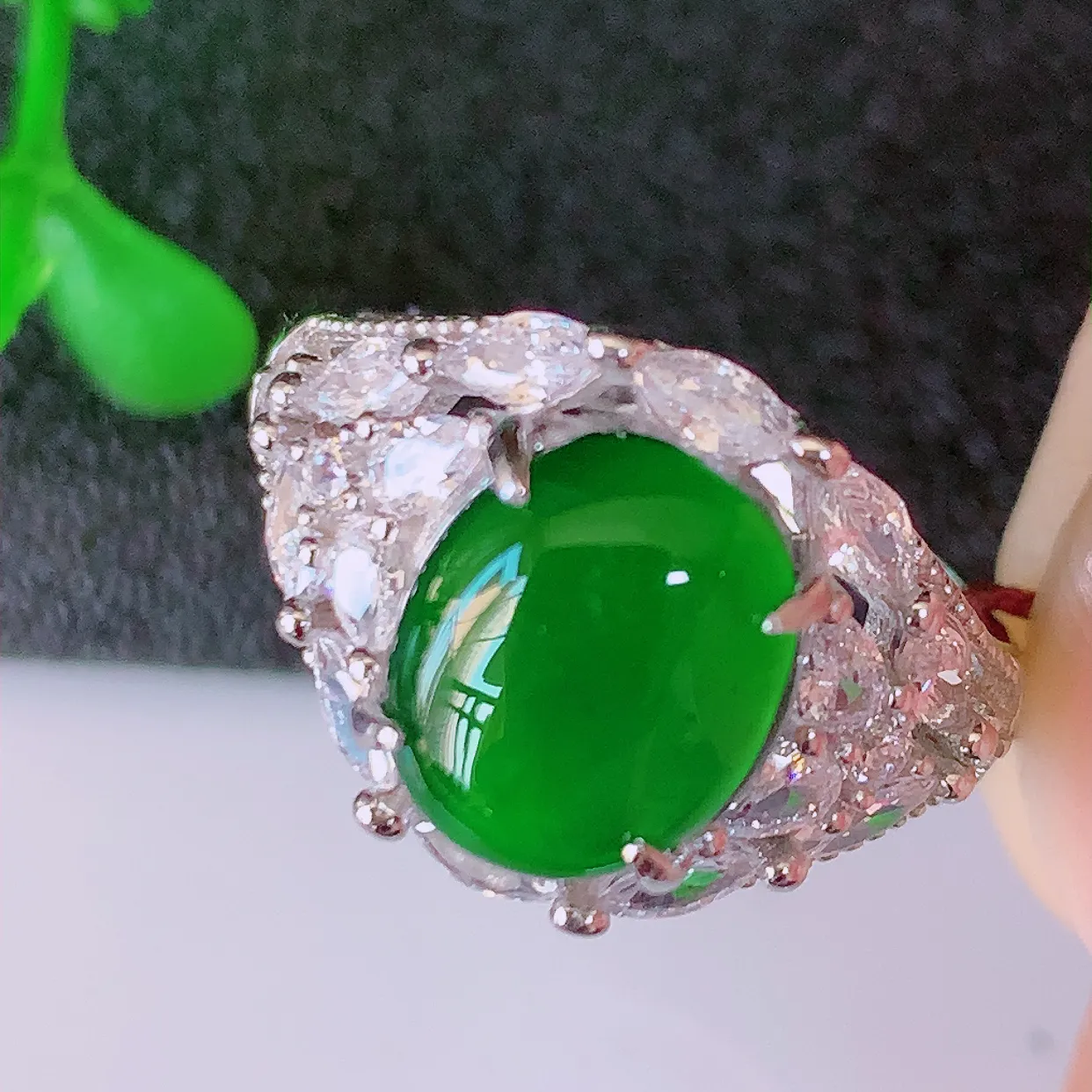 冰透满绿翡翠925银镶嵌戒指，自然光实拍，翠色灵动，颜色漂亮，种老水足，品相佳，佩戴佳品！#97.26（圈口可调大小）整体23*17*5.8裸石9.5*7.5