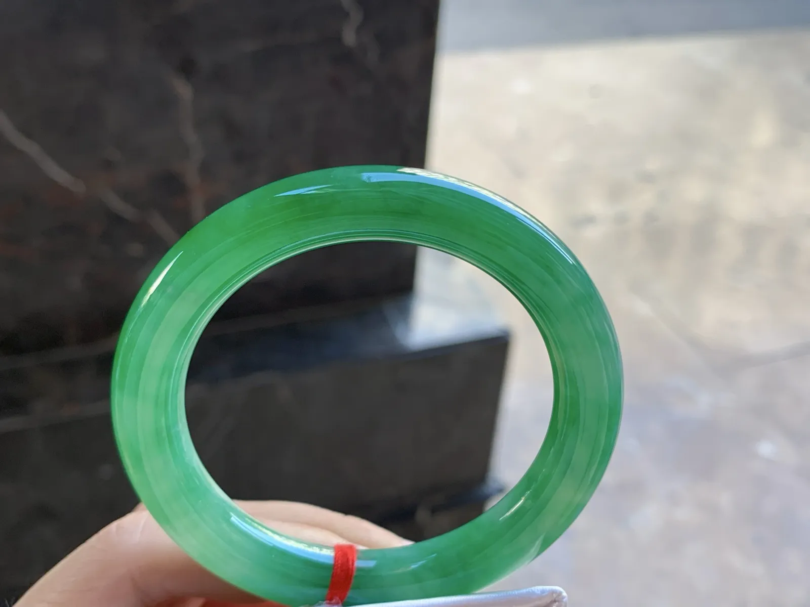 54.5-9.8

辣阳绿色圆条手镯^_^颜色鲜艳 玉质温润