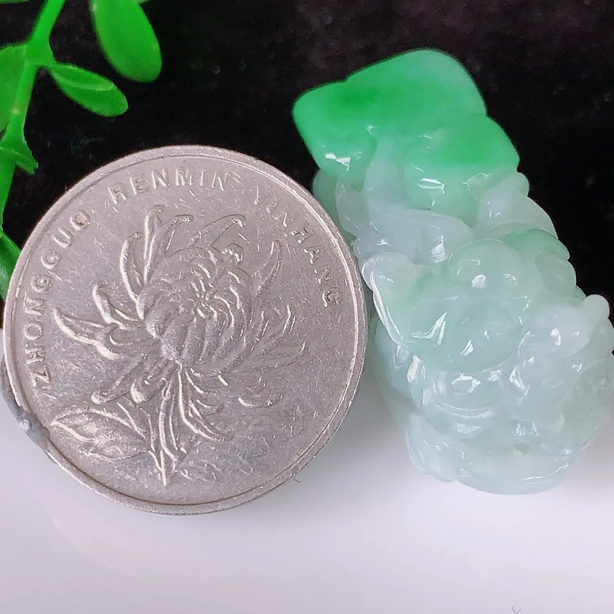 自然光实拍，冰润春带彩翡翠招财貔貅吊坠，民间有“一摸貔貅运程旺盛，再摸貔貅财运滚滚，三摸貔貅平步青云 ”的美好祝愿。#81.29