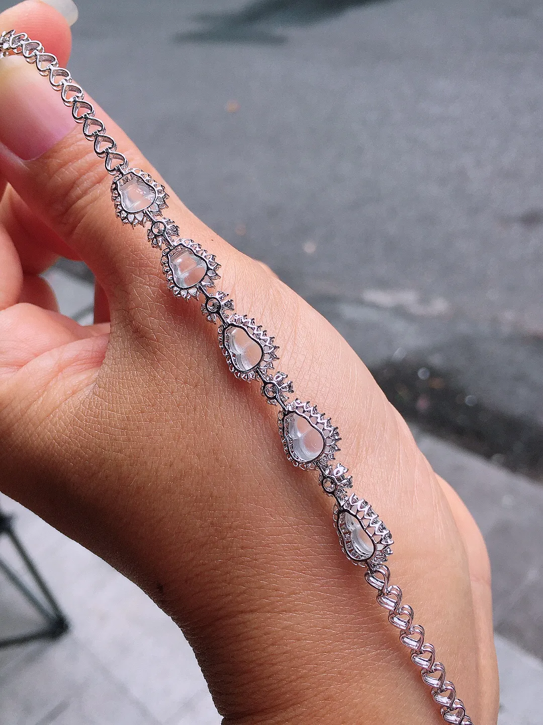 玻璃种葫芦手链，玉质细腻，荧光感超
强，饱满圆润，尽显优雅气质，18k
金豪华镶嵌