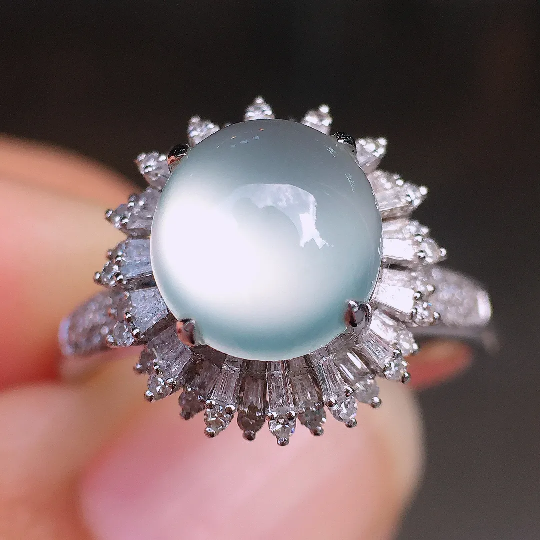 冰种蛋面戒指，玉质细腻，荧光感超
强，饱满圆润，尽显优雅气质，18k
金豪华镶嵌