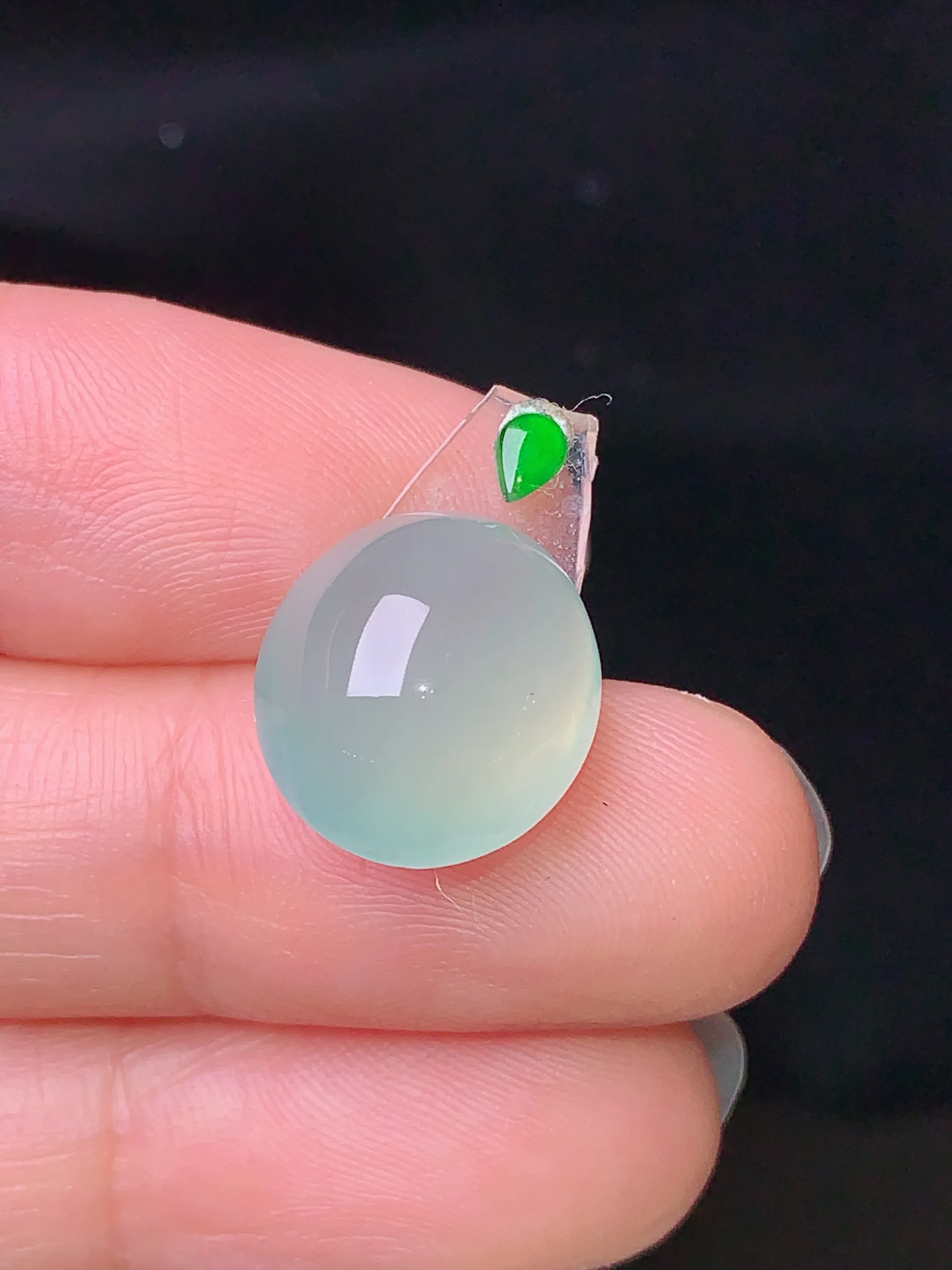 镶嵌款 冰种蛋面吊坠 玉质细腻 色泽艳丽 水润亮眼  整体尺寸13.8*12.3*7.5