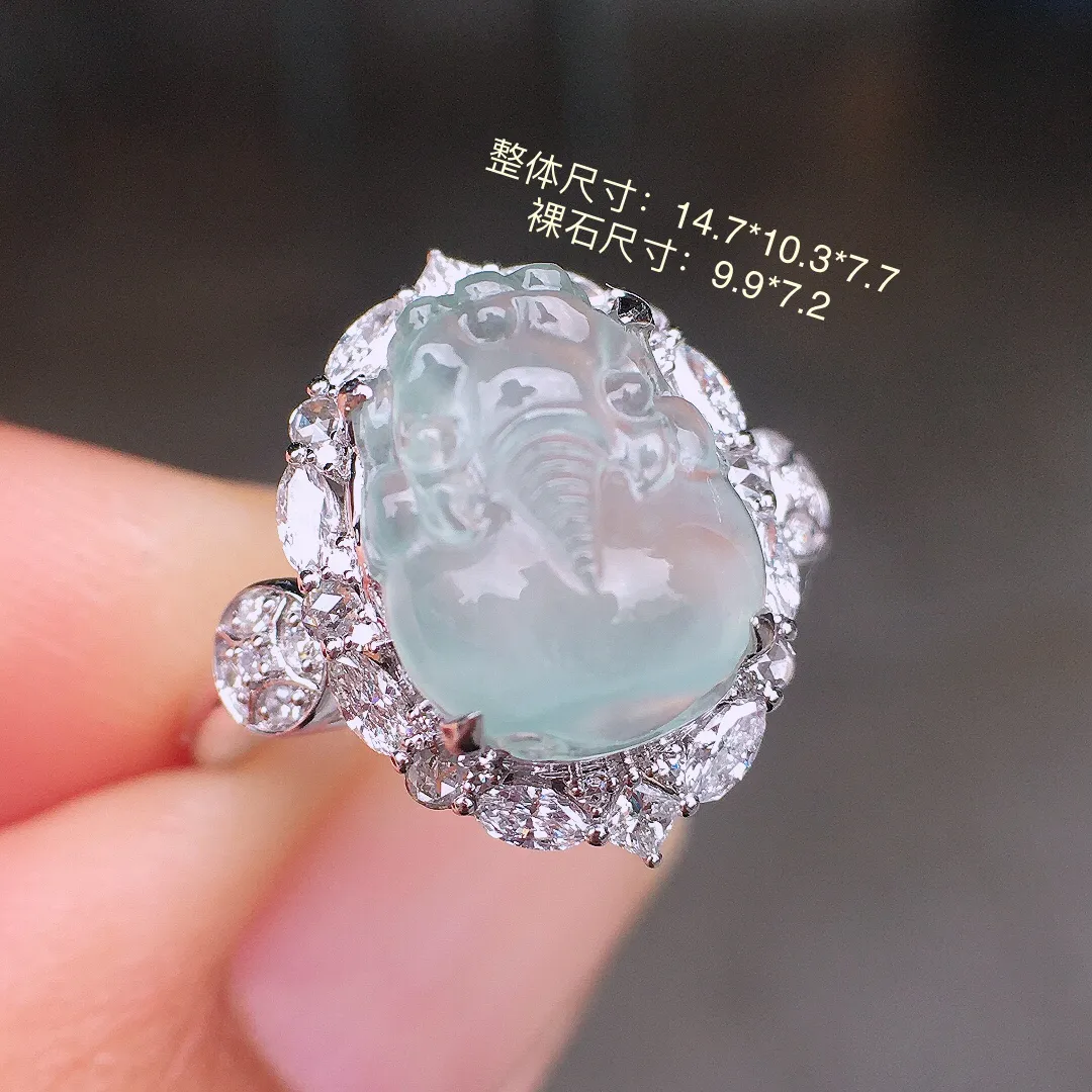 冰种貔貅戒指，玉质细腻，荧光感超
强，饱满圆润，尽显优雅气质，18k
金豪华镶嵌