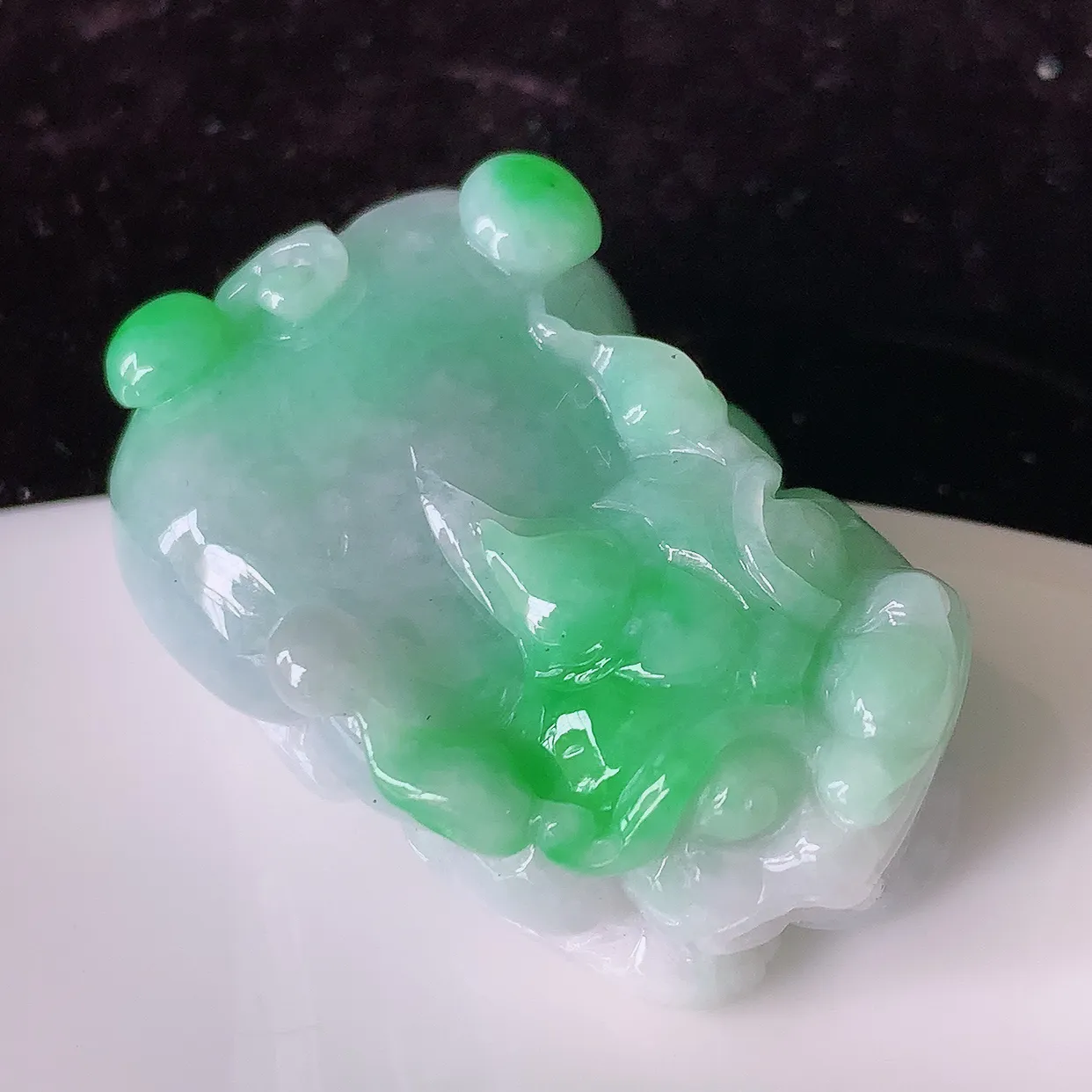 自然光实拍，冰润飘阳绿翡翠招财貔貅吊坠，民间有“一摸貔貅运程旺盛，再摸貔貅财运滚滚，三摸貔貅平步青云 ”的美好祝愿。#81.26